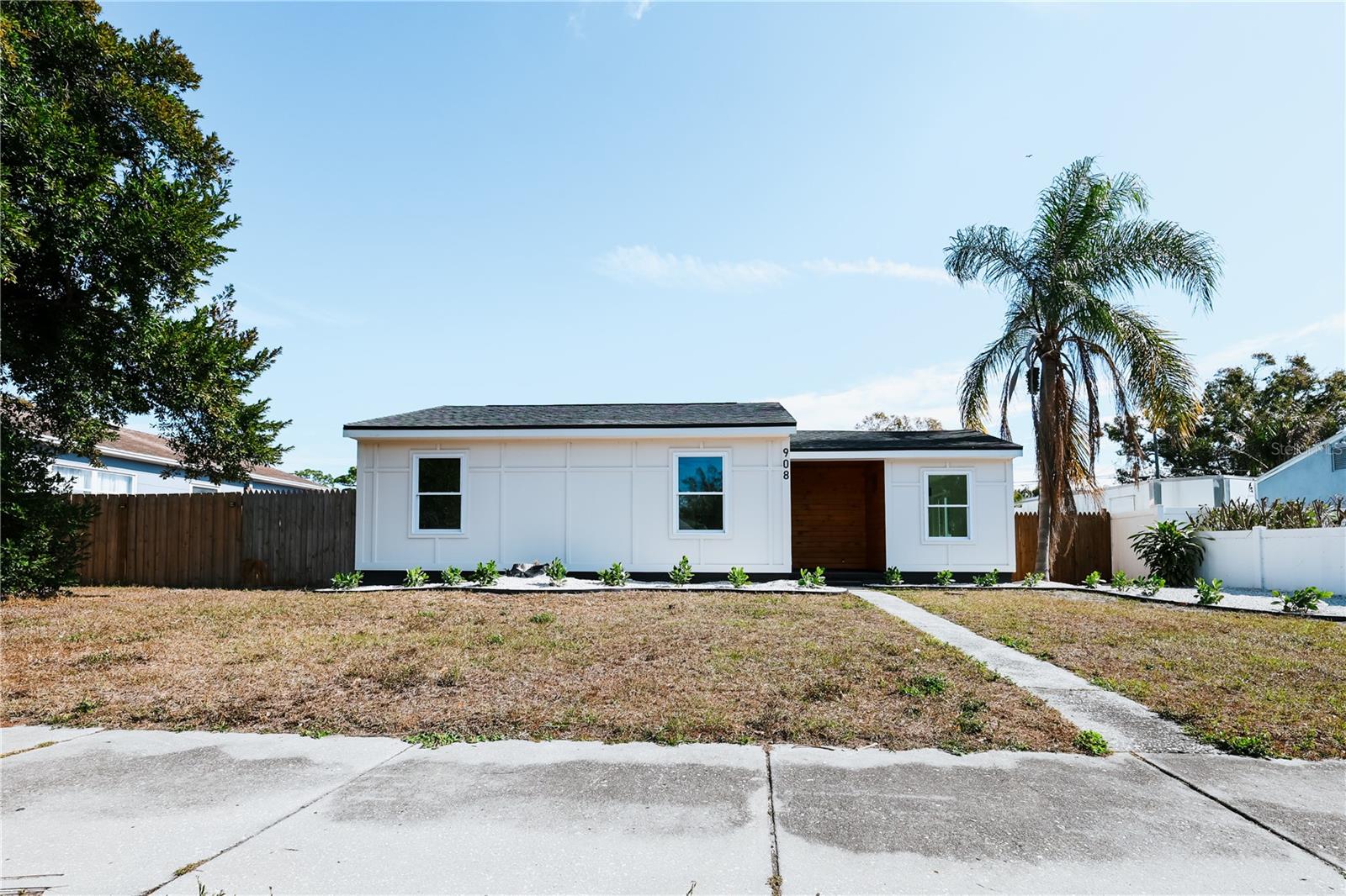 Listing photo id 4 for 908 61st Street S