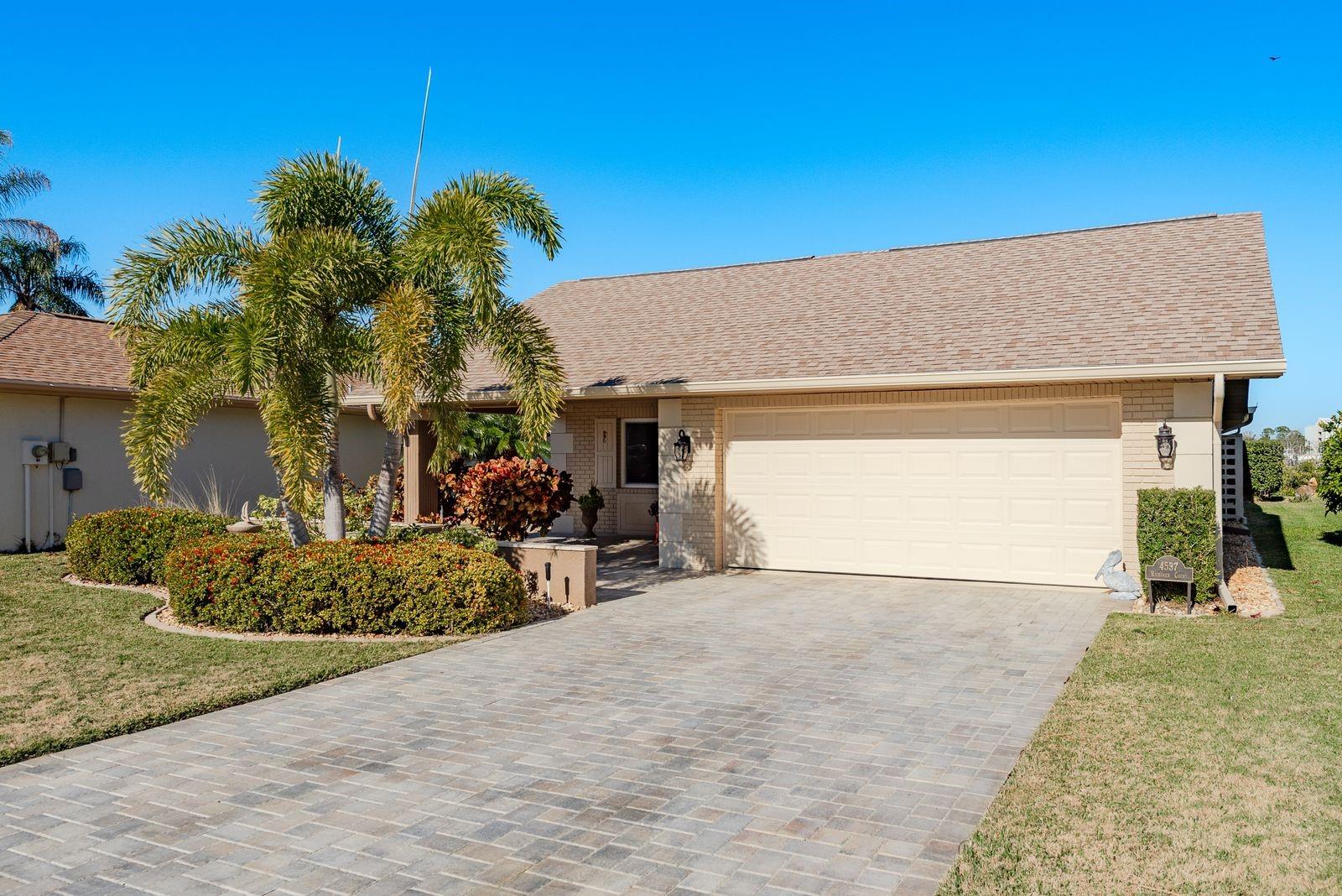 Listing photo id 3 for 4537 Rickover Court