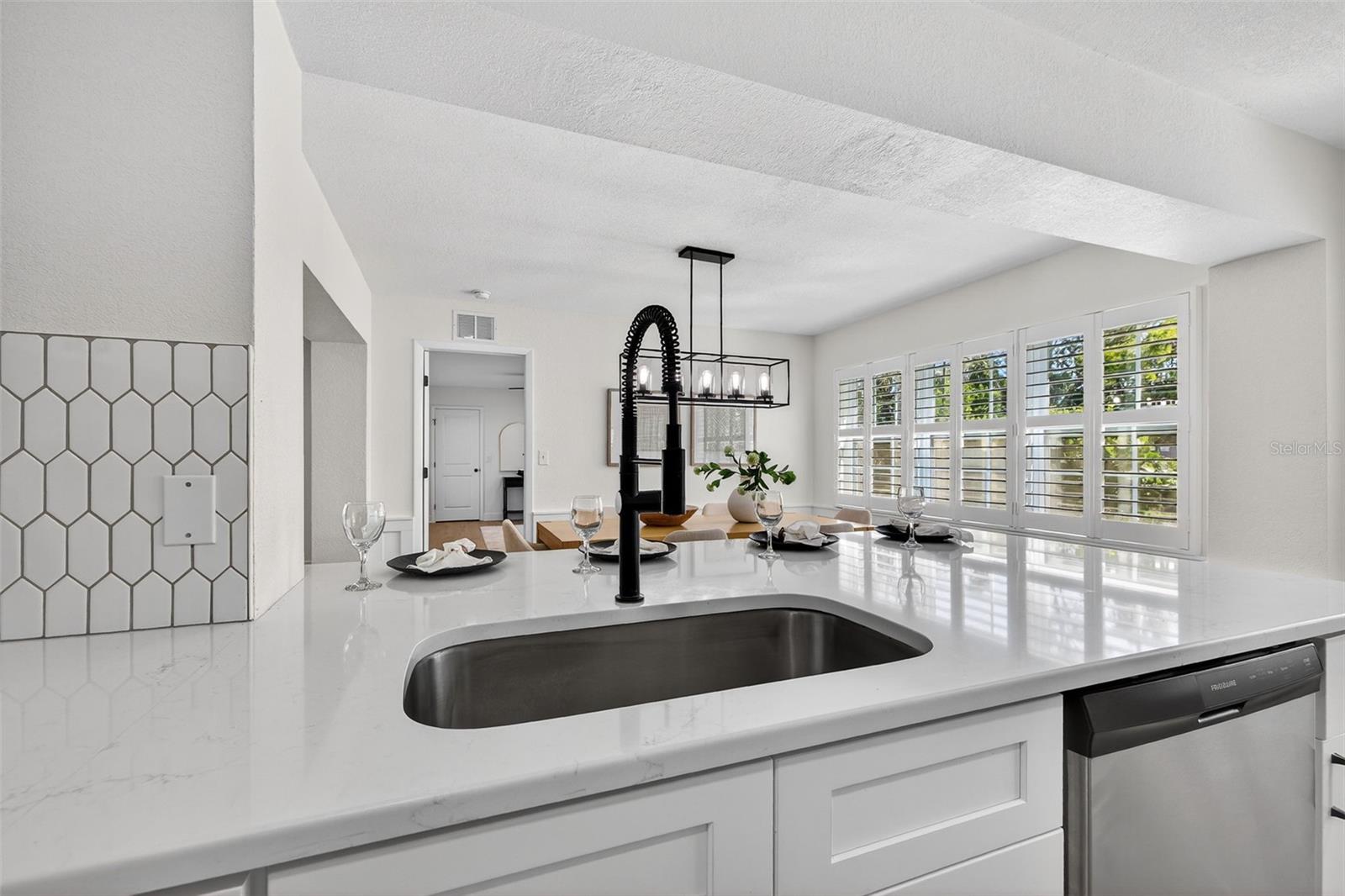 Image 11 of 40 For 939 39th Avenue Ne