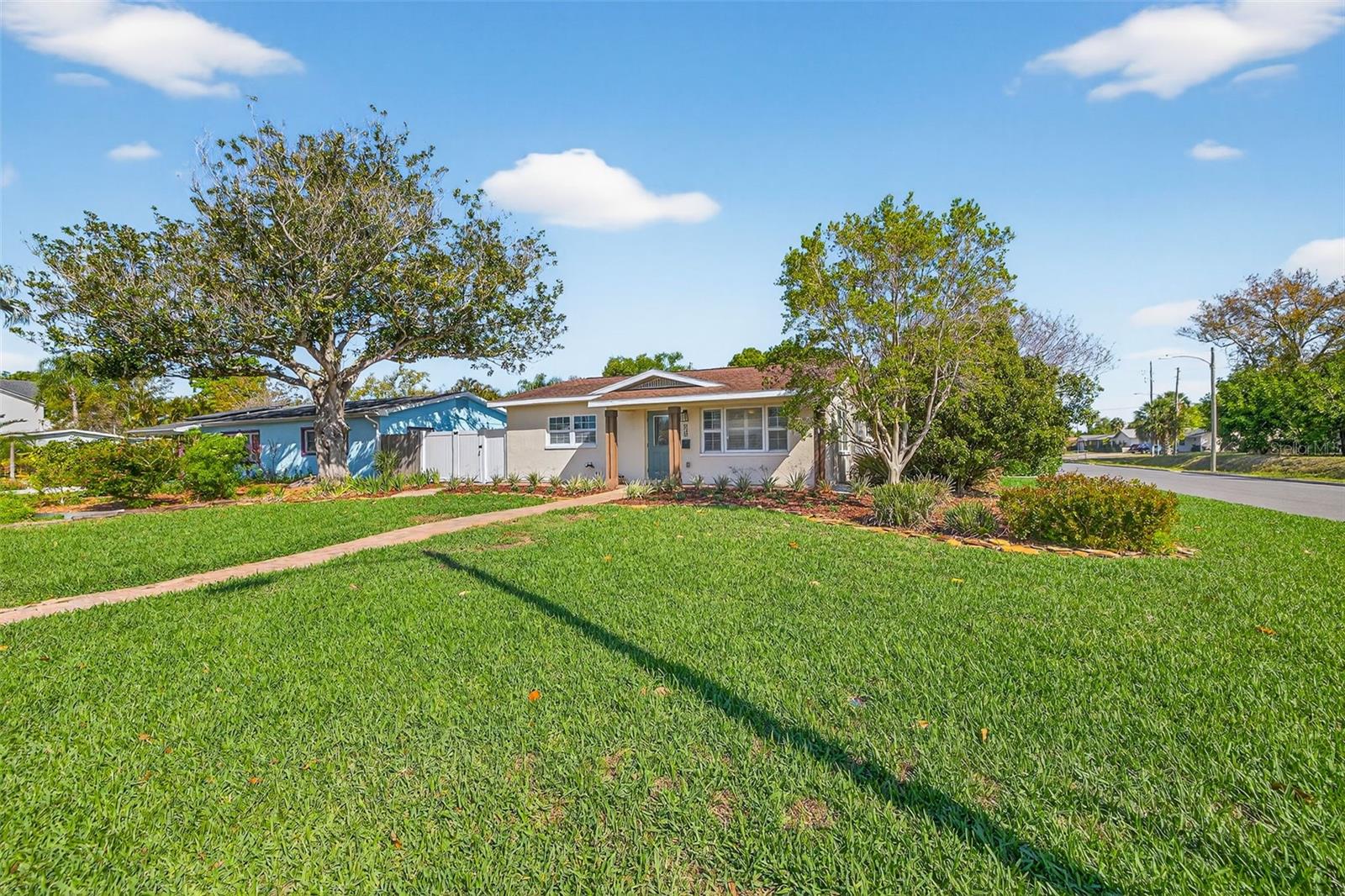 Image 2 of 40 For 939 39th Avenue Ne