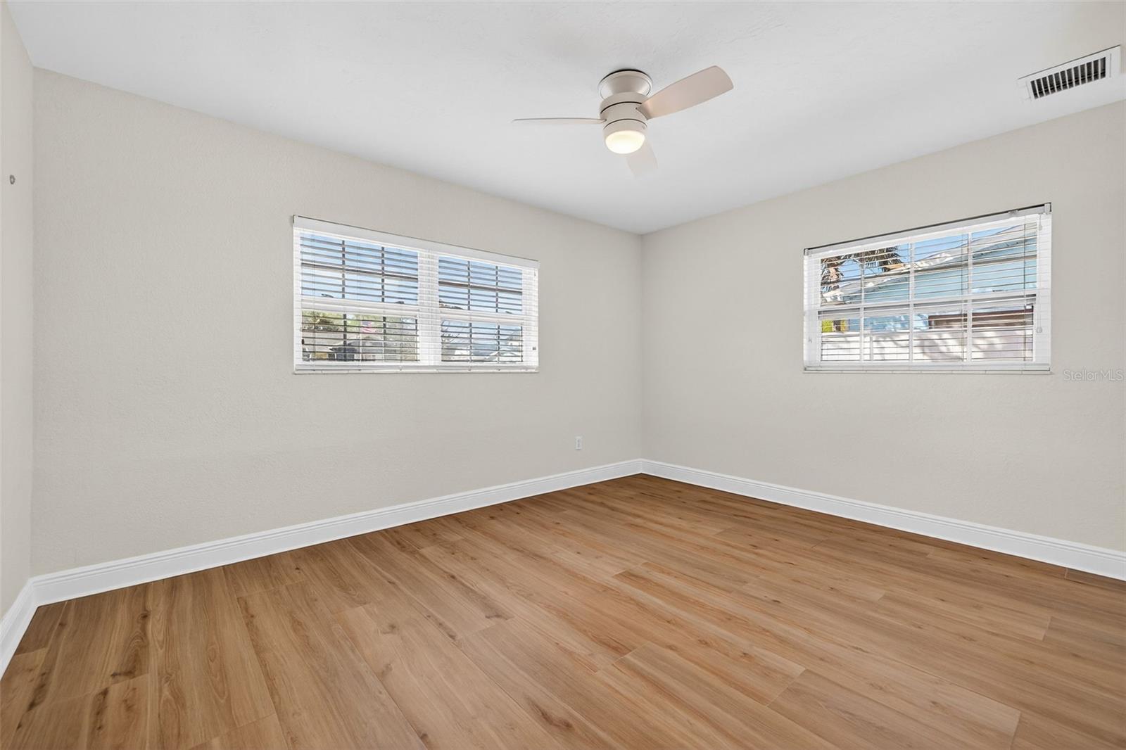 Image 23 of 40 For 939 39th Avenue Ne