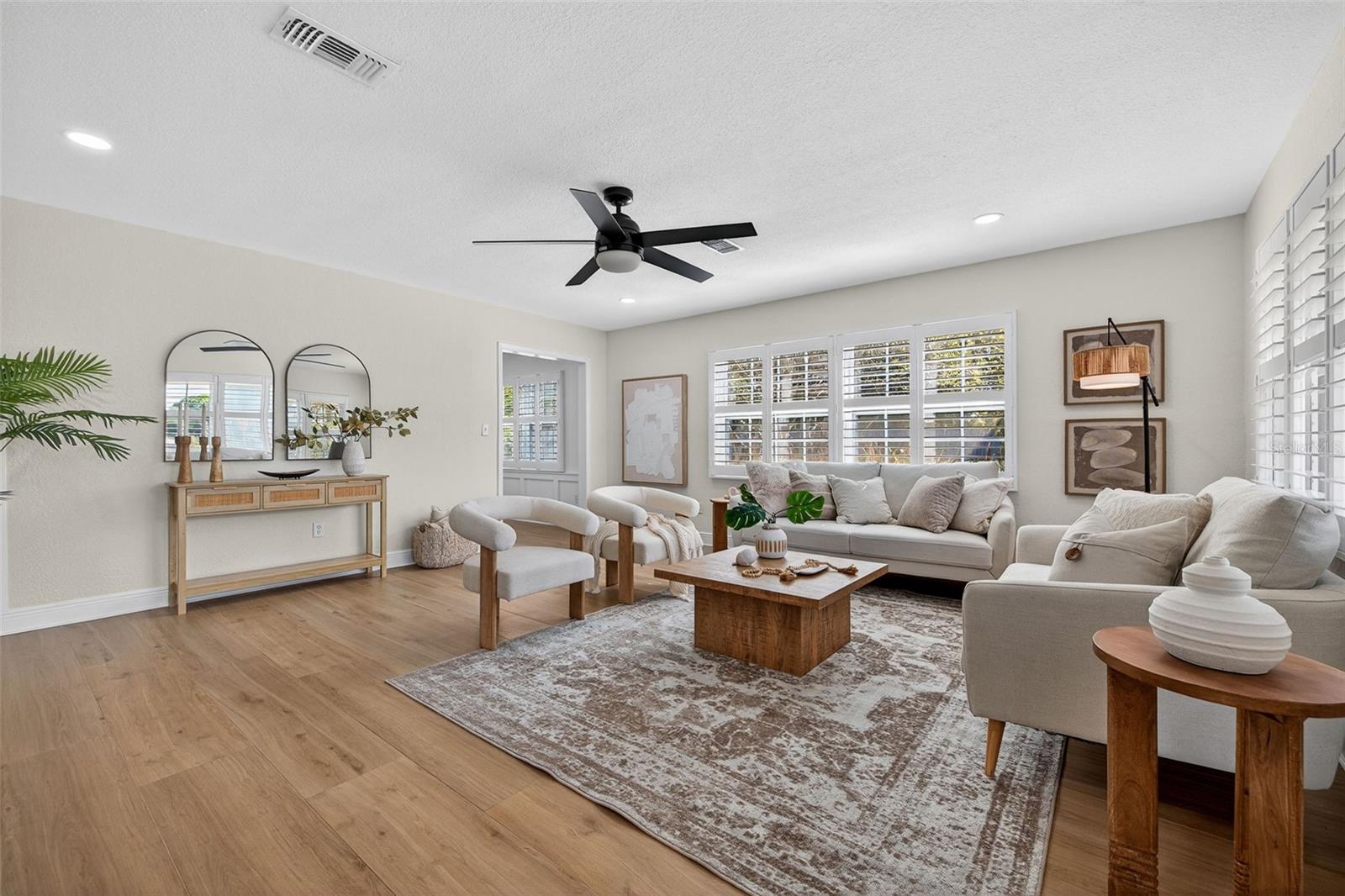 Image 3 of 40 For 939 39th Avenue Ne