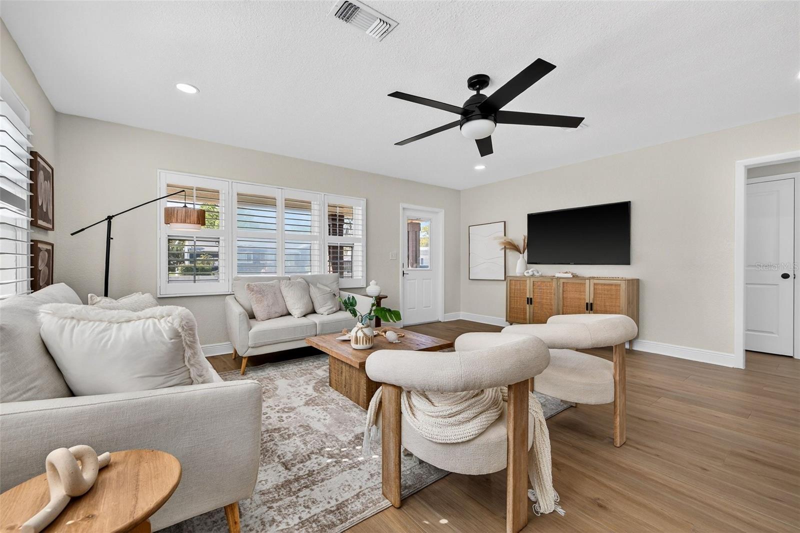 Image 5 of 40 For 939 39th Avenue Ne