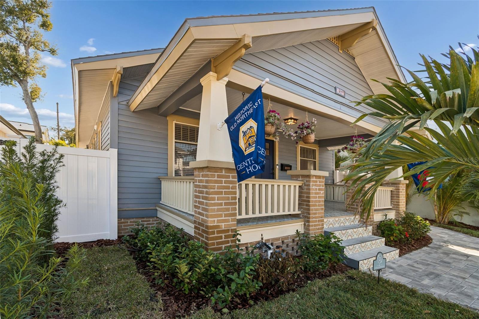 Image 2 of 42 For 322 11th Avenue N