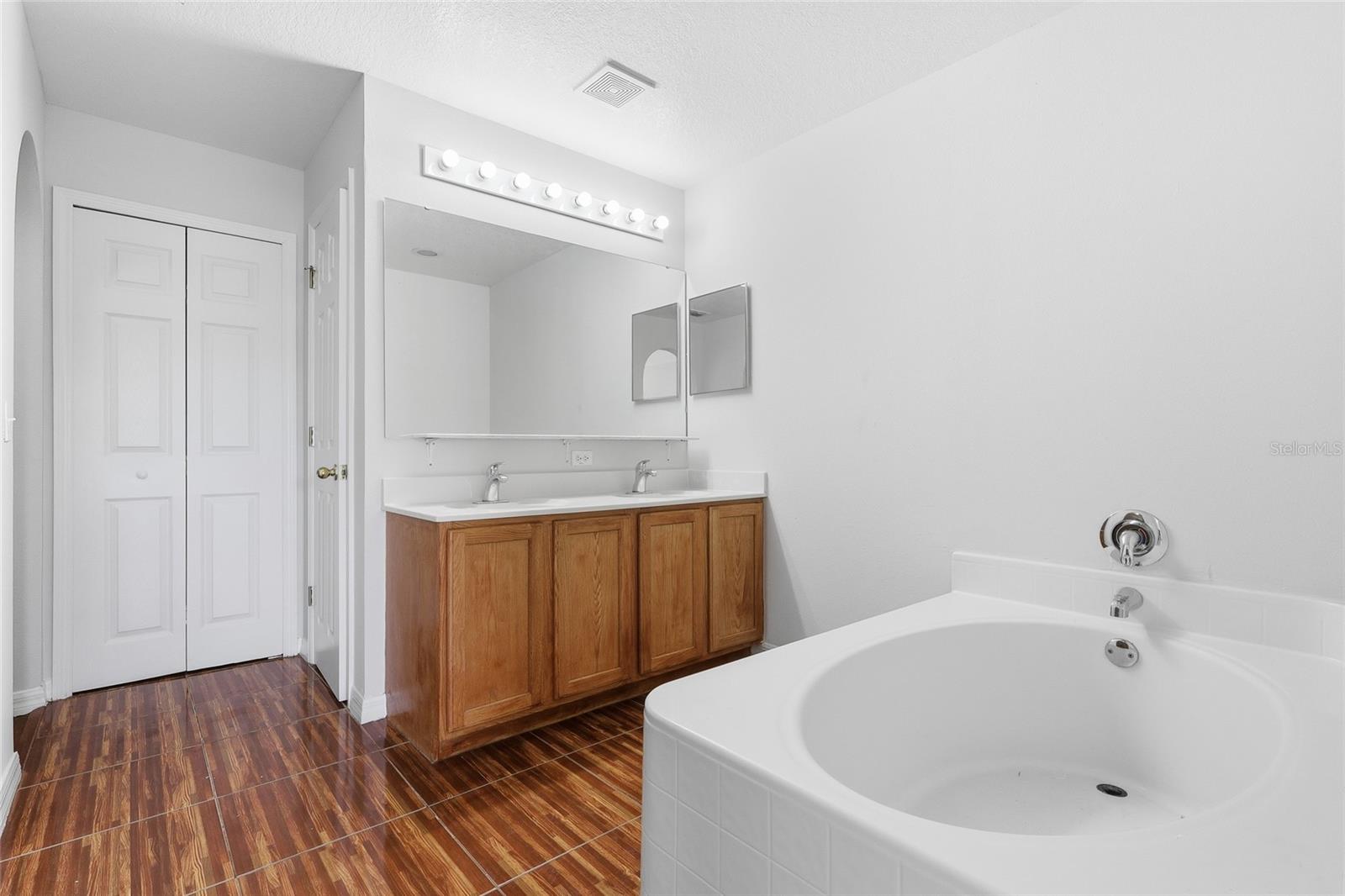 Image 21 of 33 For 5328 Michael Drive