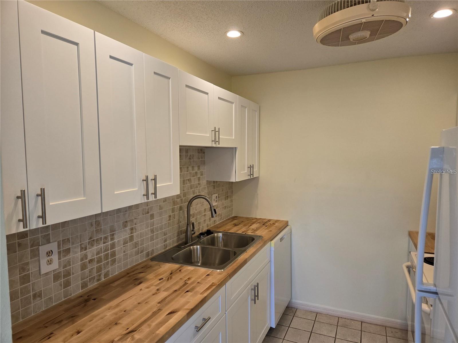 Image 11 of 25 For 908 Hendon Court 129