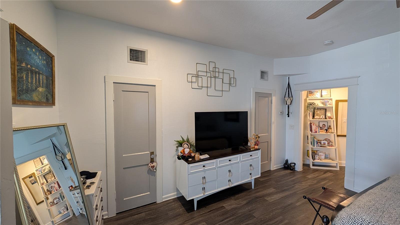 Image 7 of 9 For 1020 Rome Avenue 1607