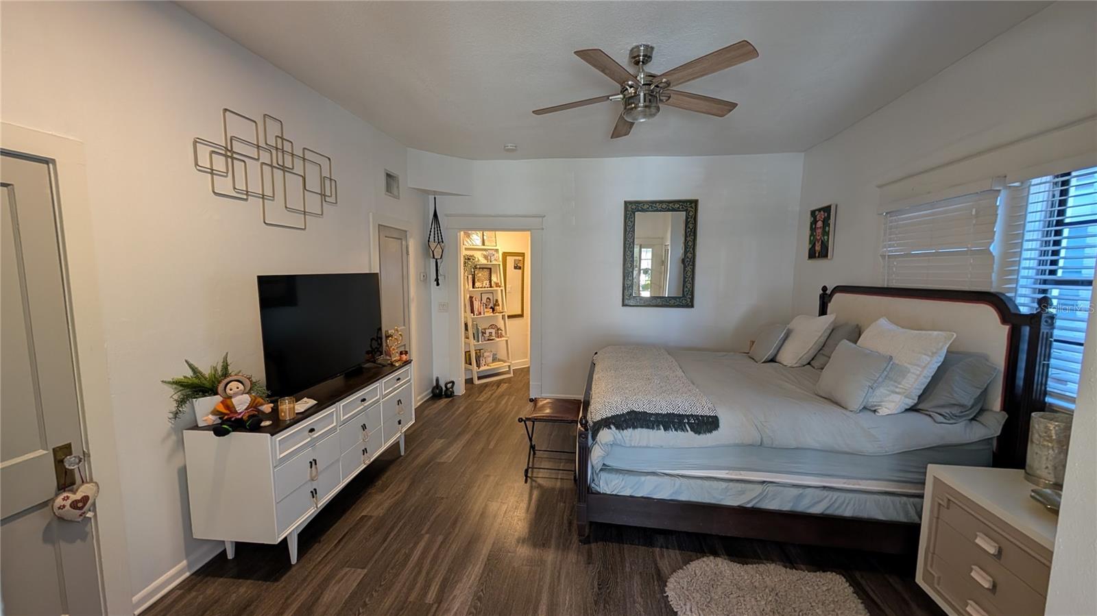 Image 8 of 9 For 1020 Rome Avenue 1607