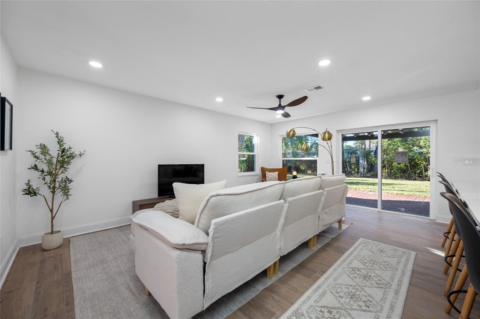 Image 15 of 49 For 1608 Amberlea Drive N