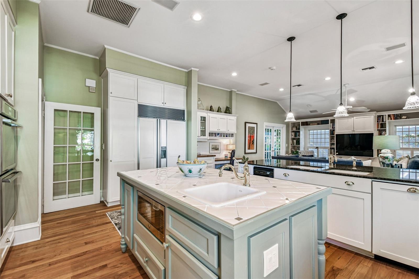 Listing photo id 21 for 901 Delaware Avenue