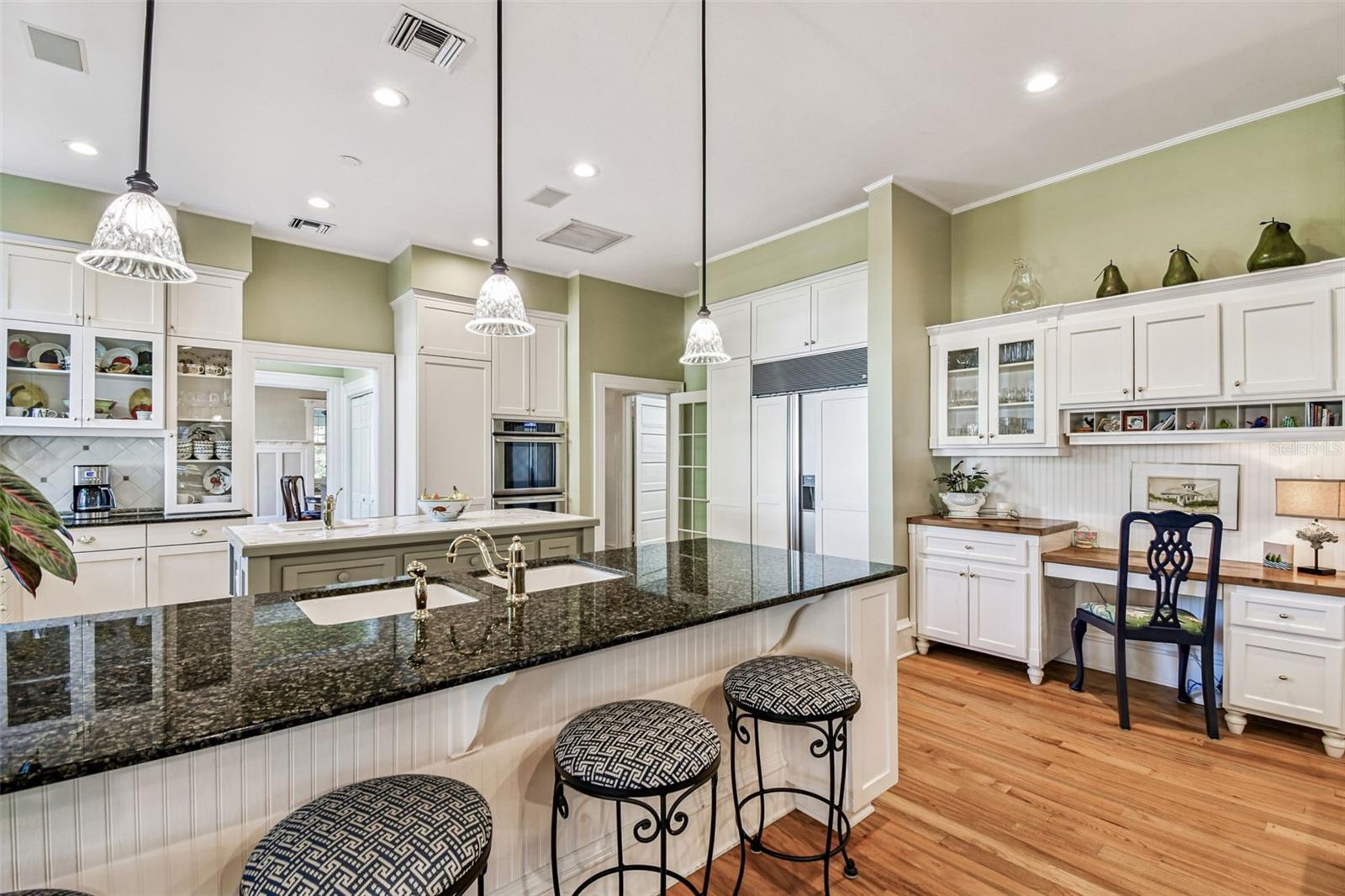 Listing photo id 25 for 901 Delaware Avenue