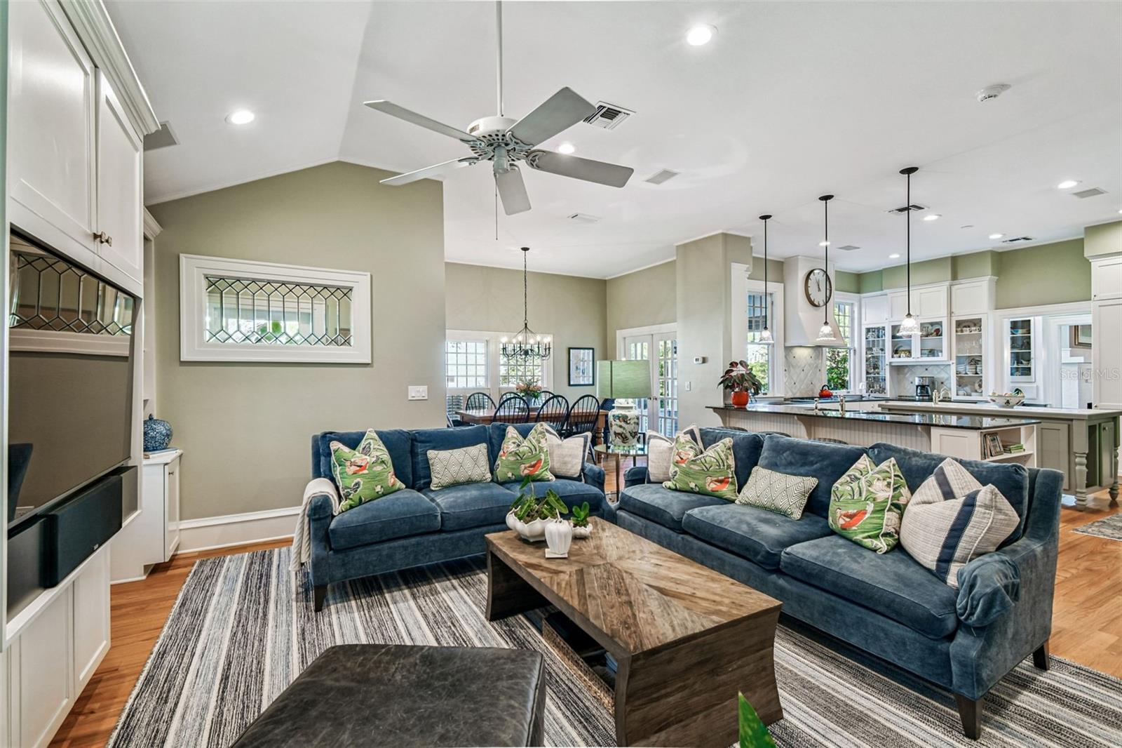 Listing photo id 26 for 901 Delaware Avenue