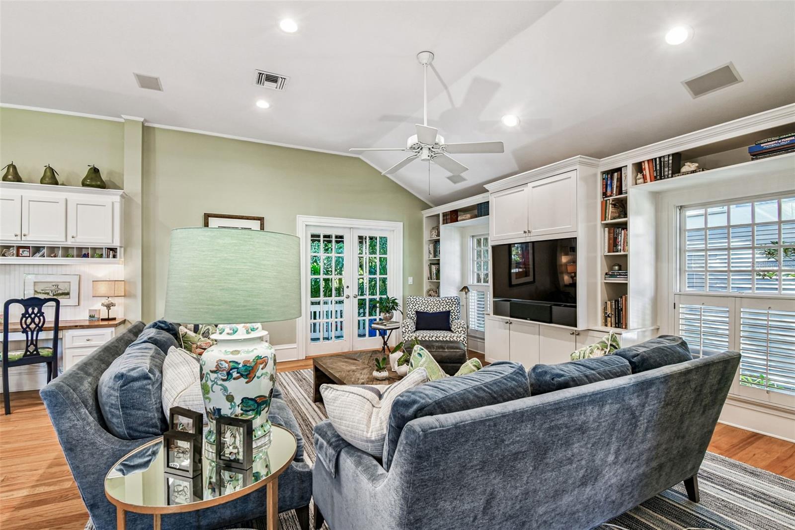 Listing photo id 28 for 901 Delaware Avenue