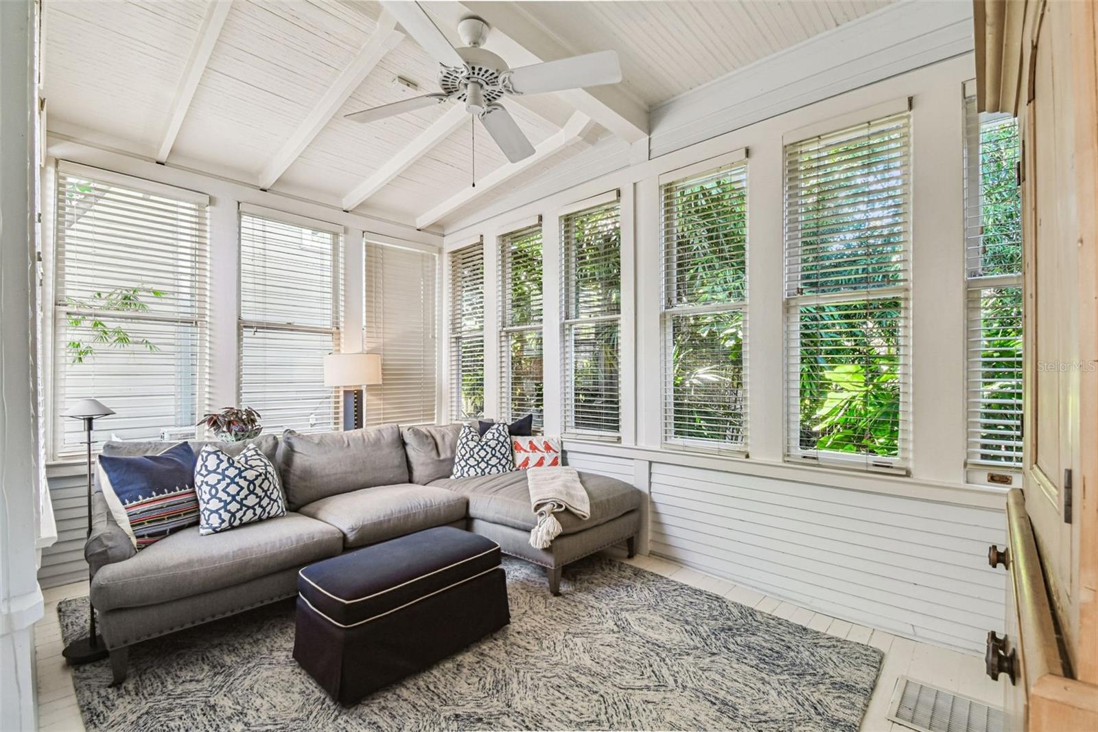 Listing photo id 34 for 901 Delaware Avenue