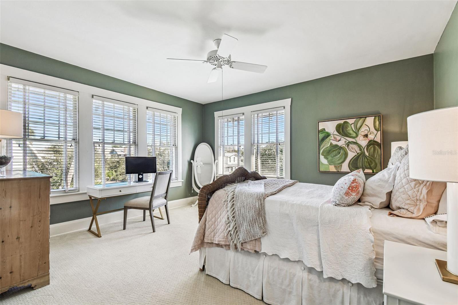 Listing photo id 41 for 901 Delaware Avenue