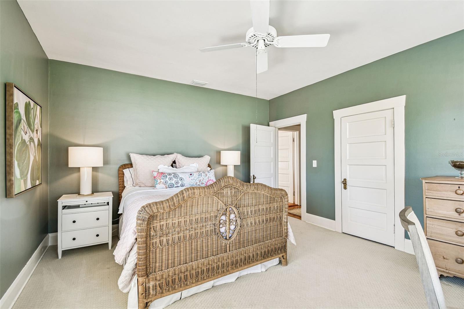 Listing photo id 42 for 901 Delaware Avenue