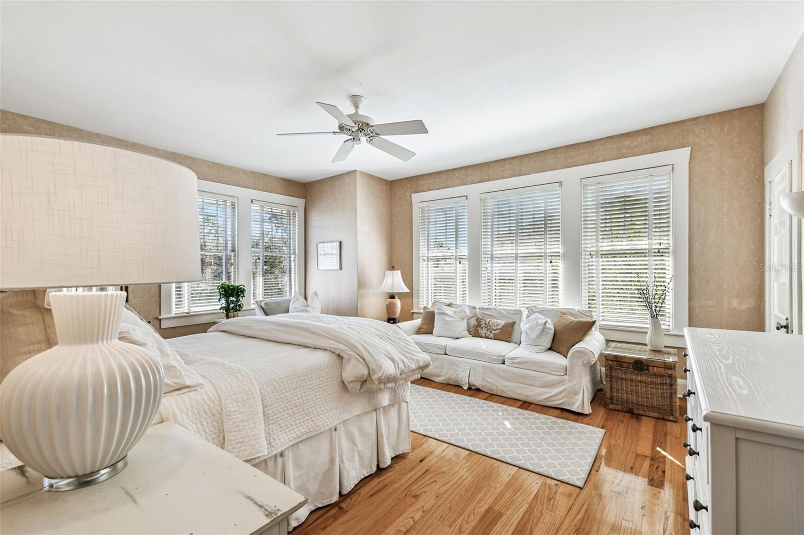 Listing photo id 44 for 901 Delaware Avenue