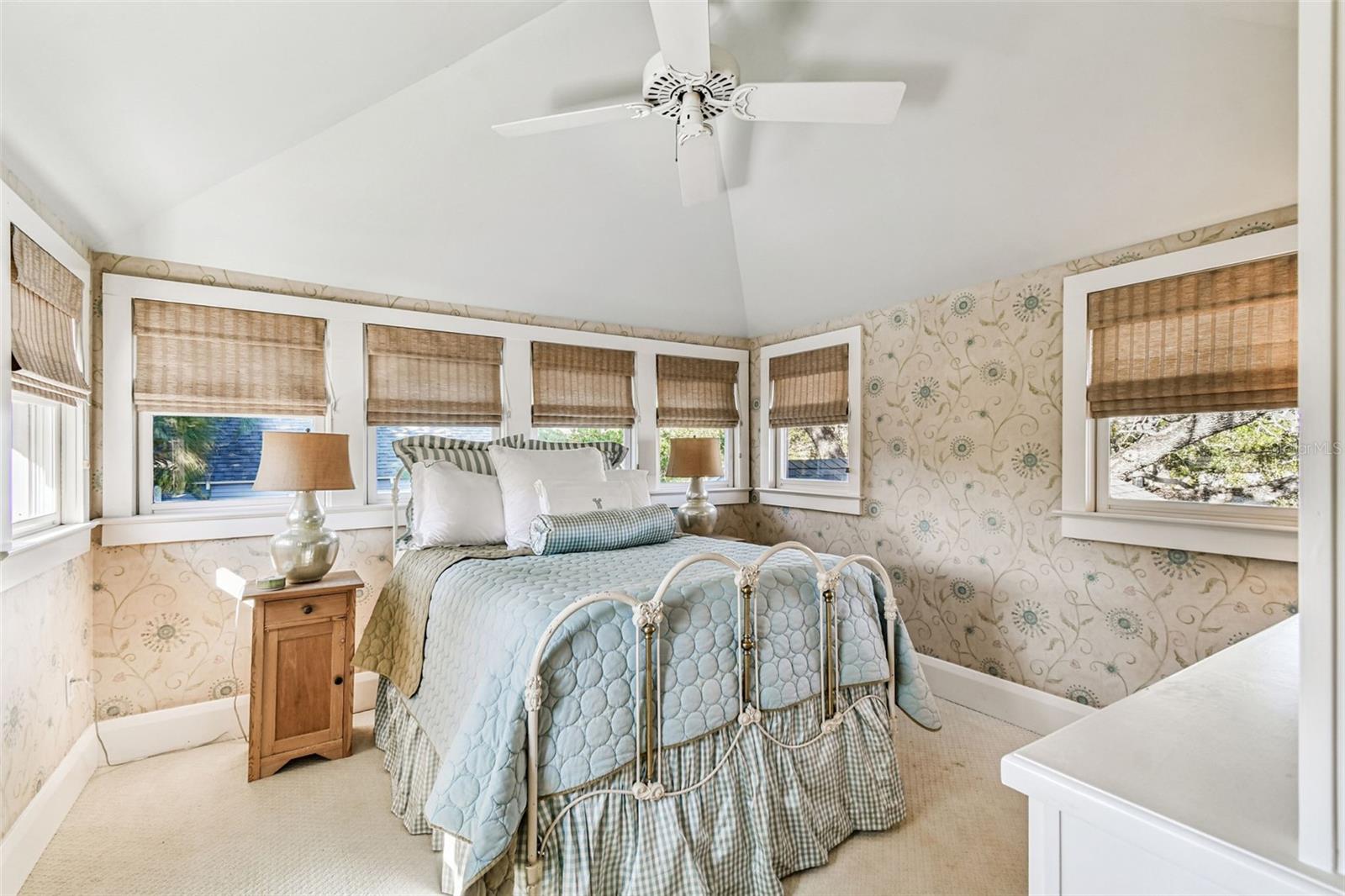 Listing photo id 49 for 901 Delaware Avenue