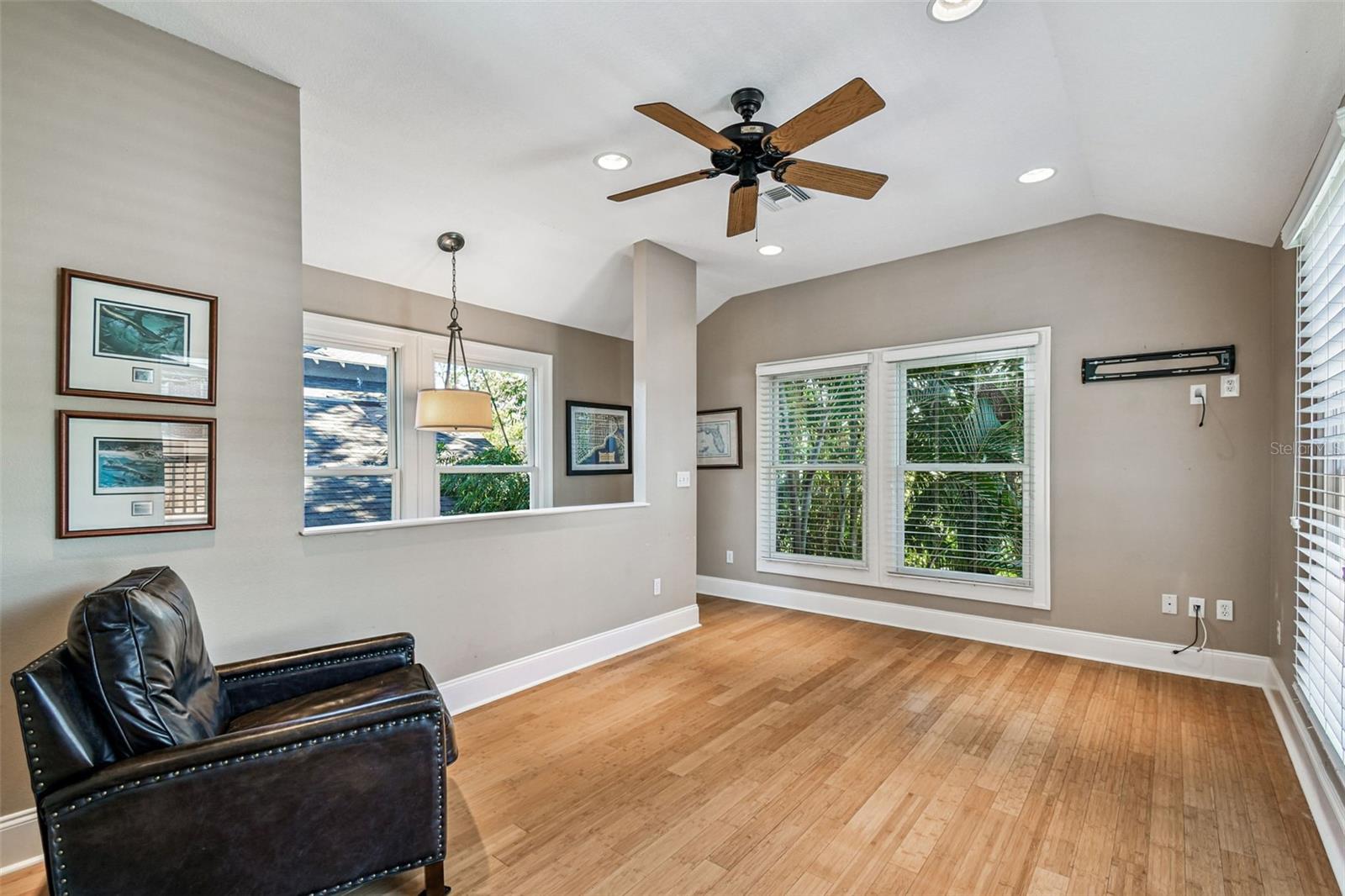 Listing photo id 58 for 901 Delaware Avenue