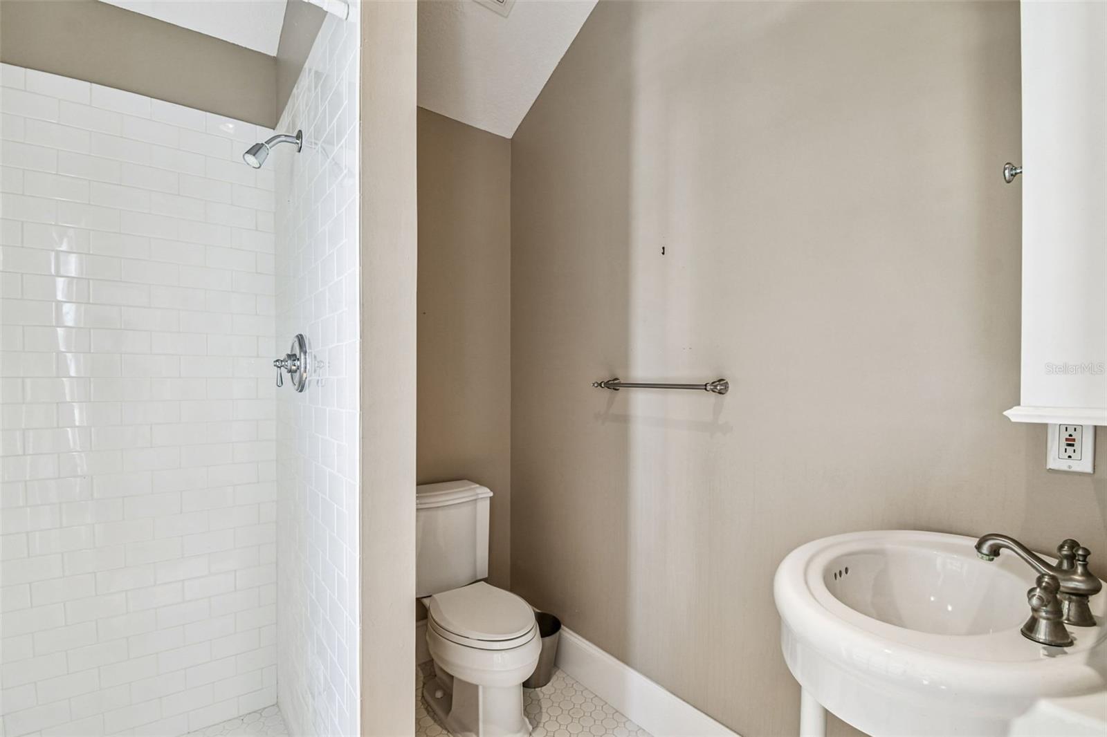 Listing photo id 59 for 901 Delaware Avenue