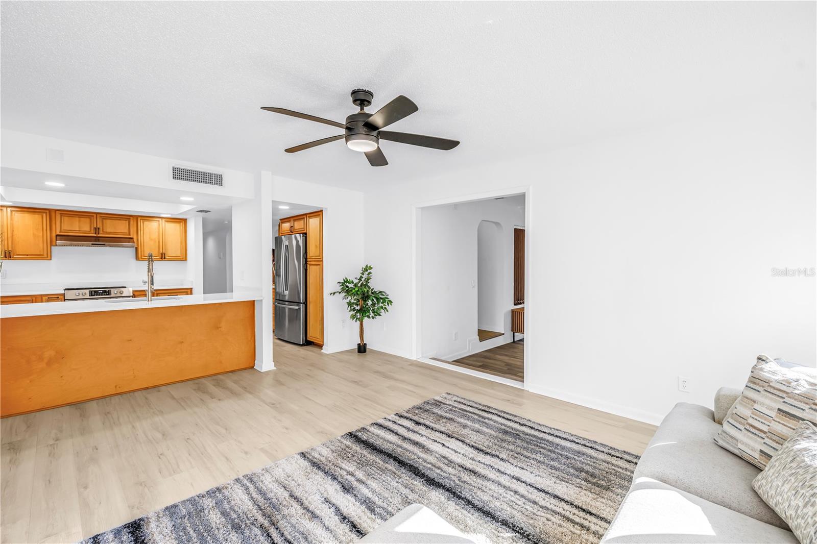 Listing photo id 8 for 2789 Valencia Lane W