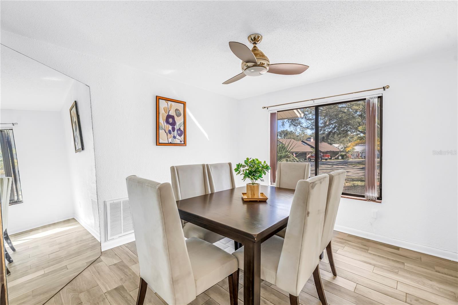 Listing photo id 16 for 2789 Valencia Lane W