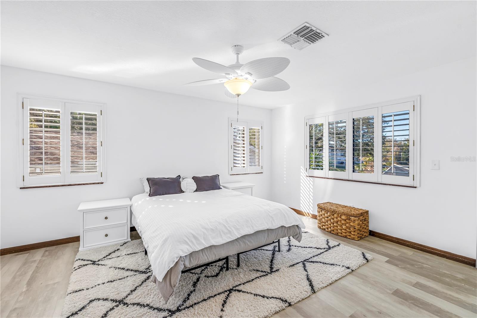 Listing photo id 19 for 2789 Valencia Lane W