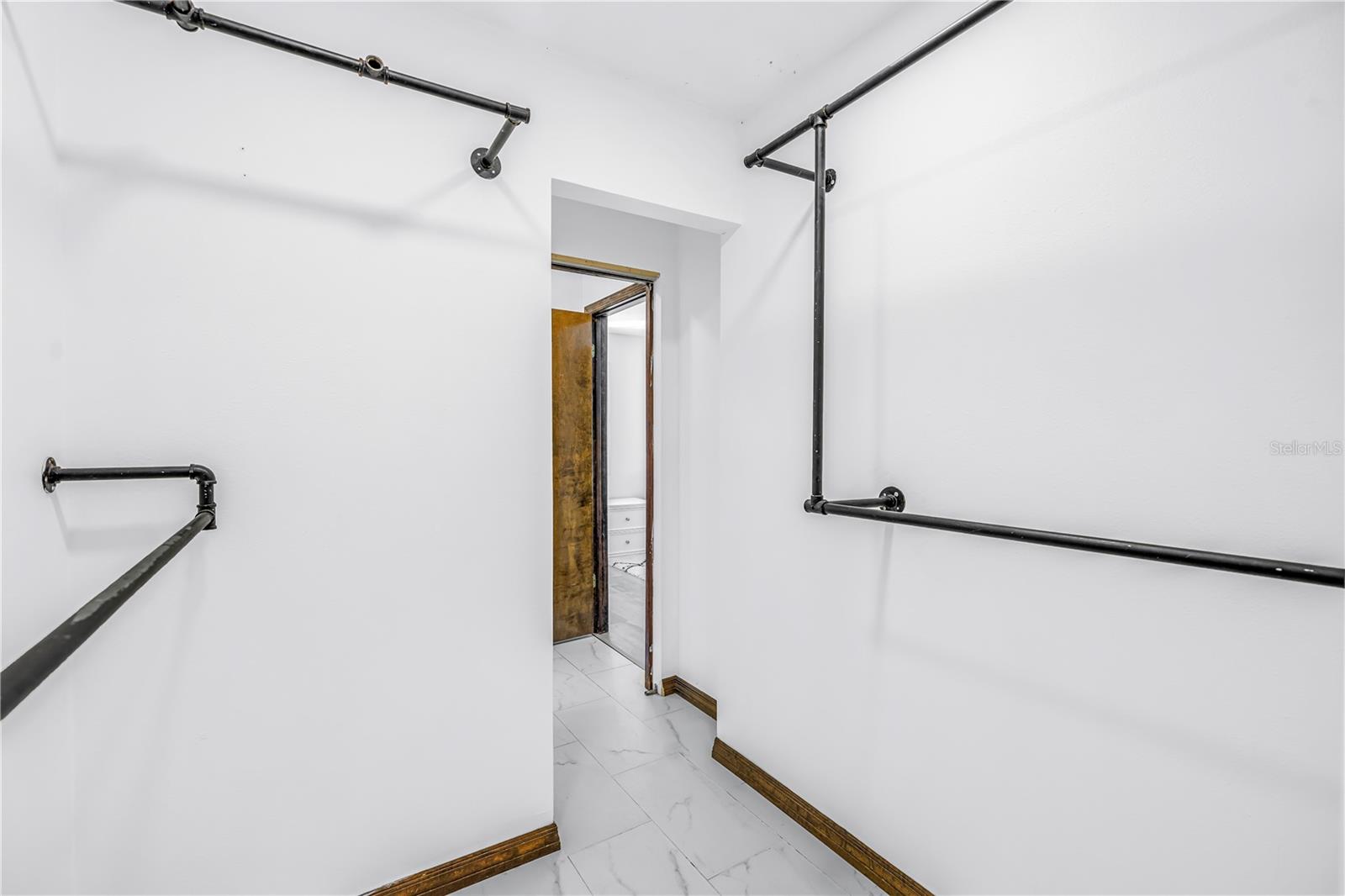 Listing photo id 22 for 2789 Valencia Lane W