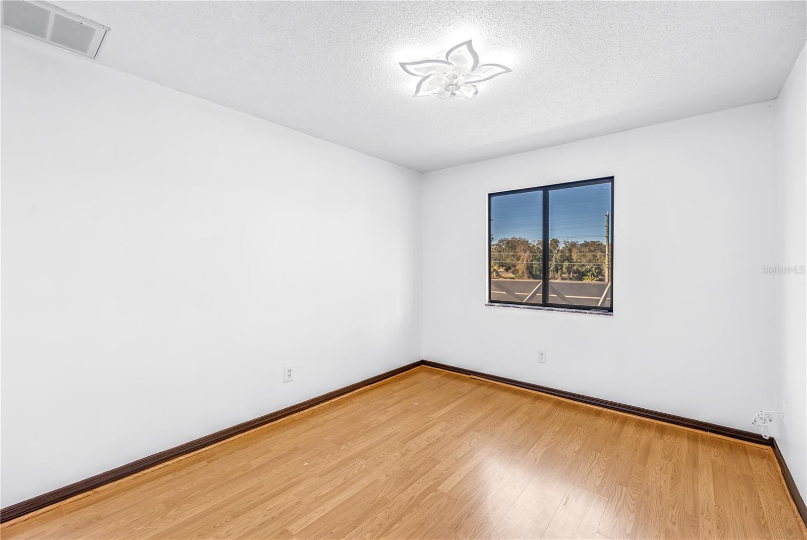 Listing photo id 31 for 2789 Valencia Lane W