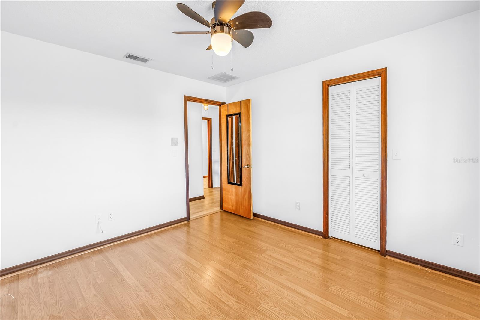 Listing photo id 32 for 2789 Valencia Lane W