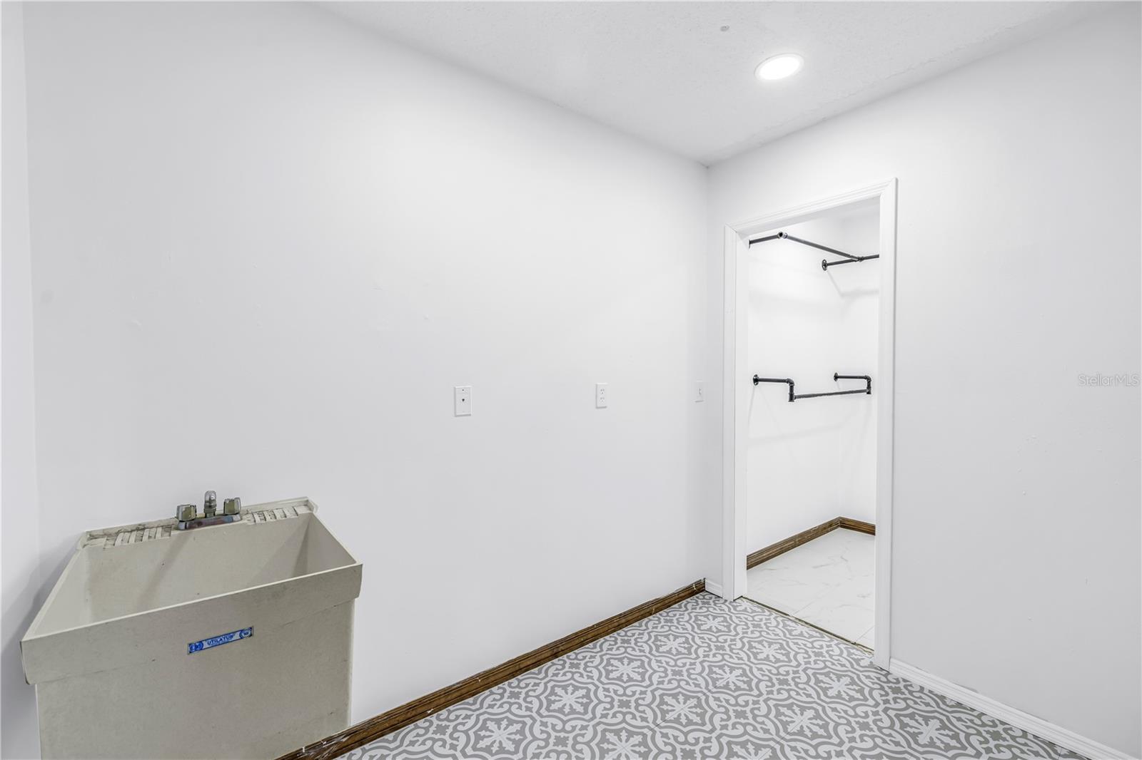 Listing photo id 34 for 2789 Valencia Lane W