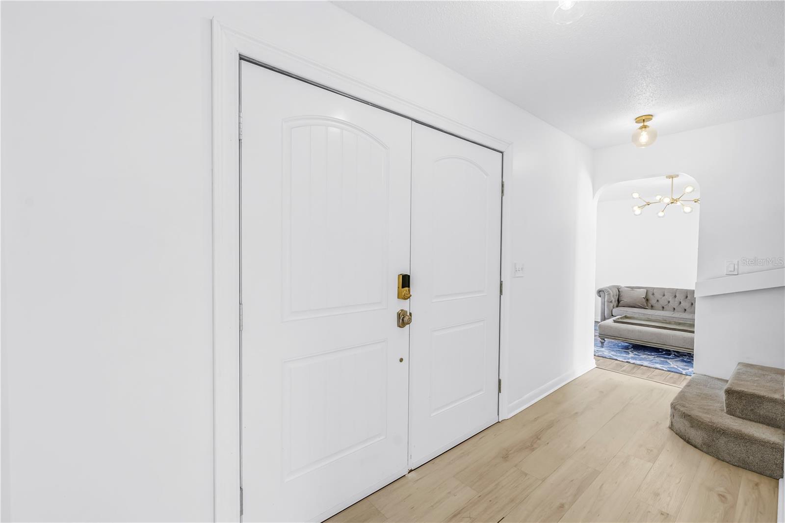 Listing photo id 2 for 2789 Valencia Lane W