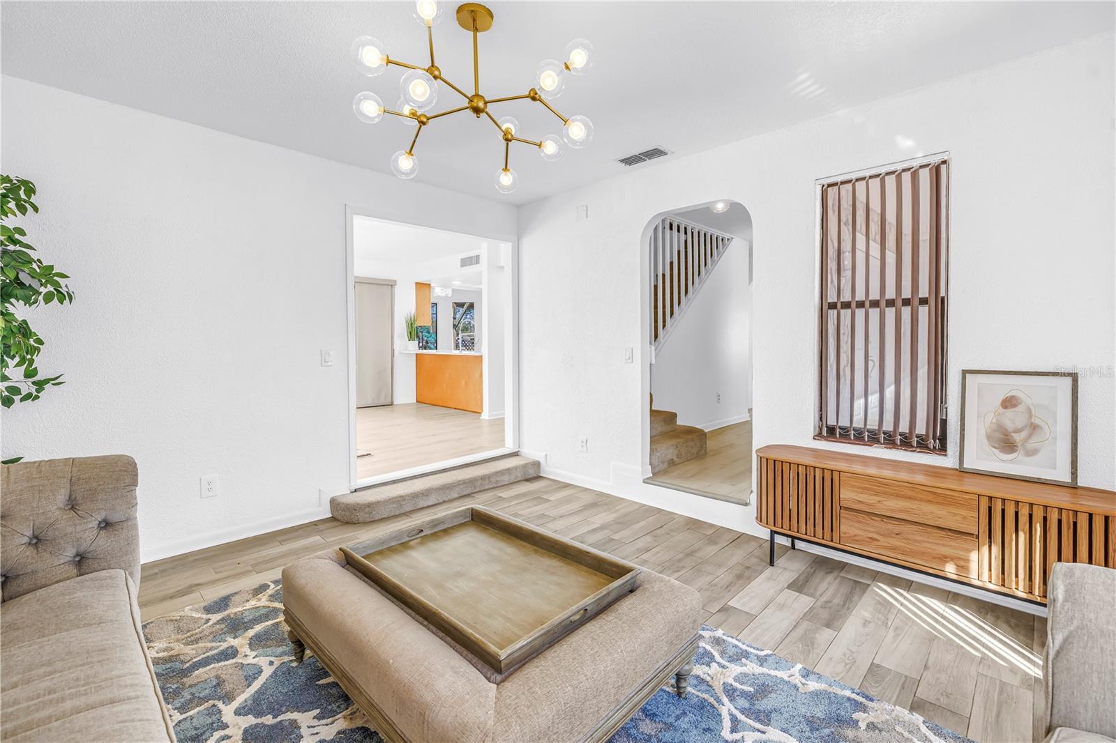 Listing photo id 3 for 2789 Valencia Lane W