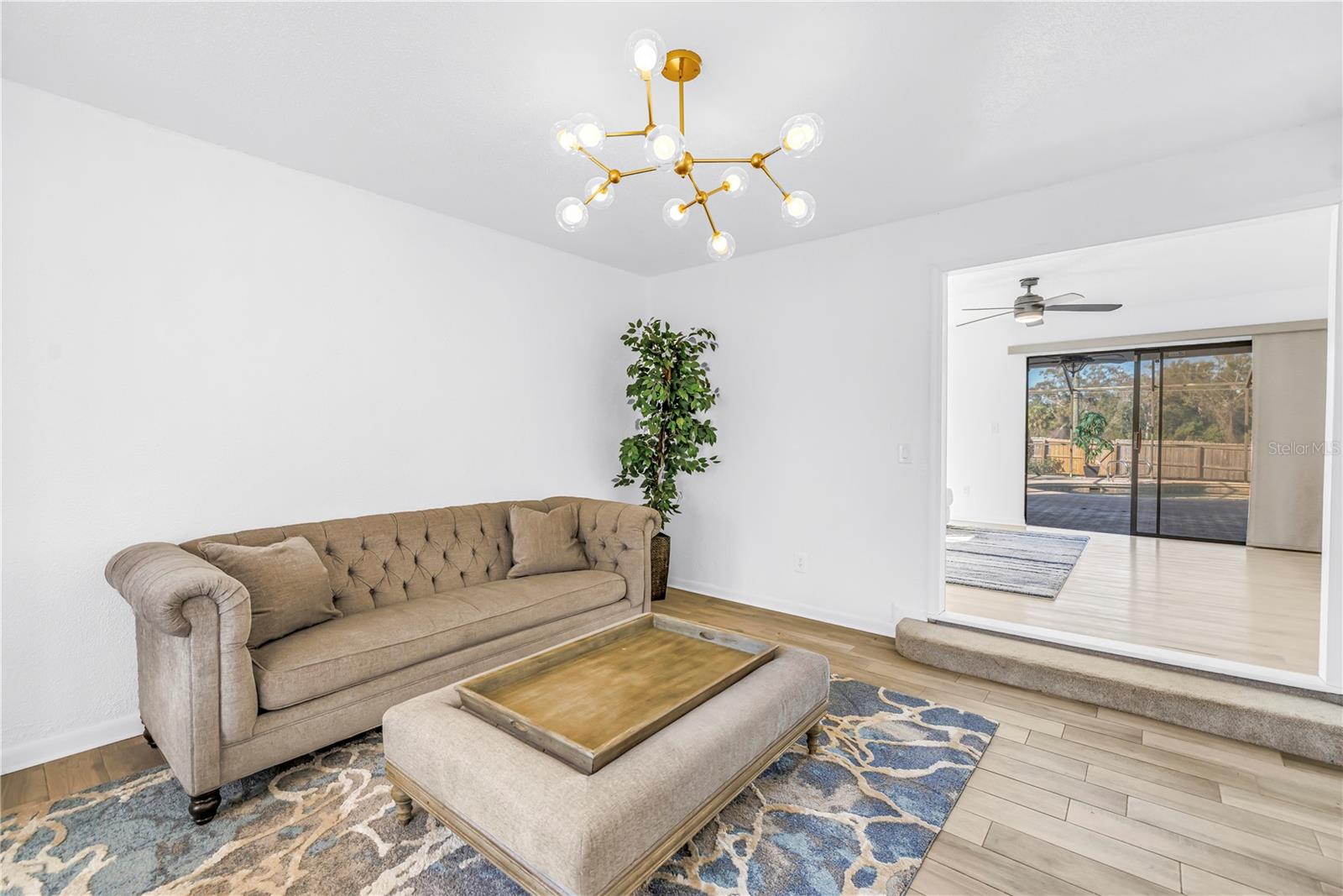 Listing photo id 4 for 2789 Valencia Lane W