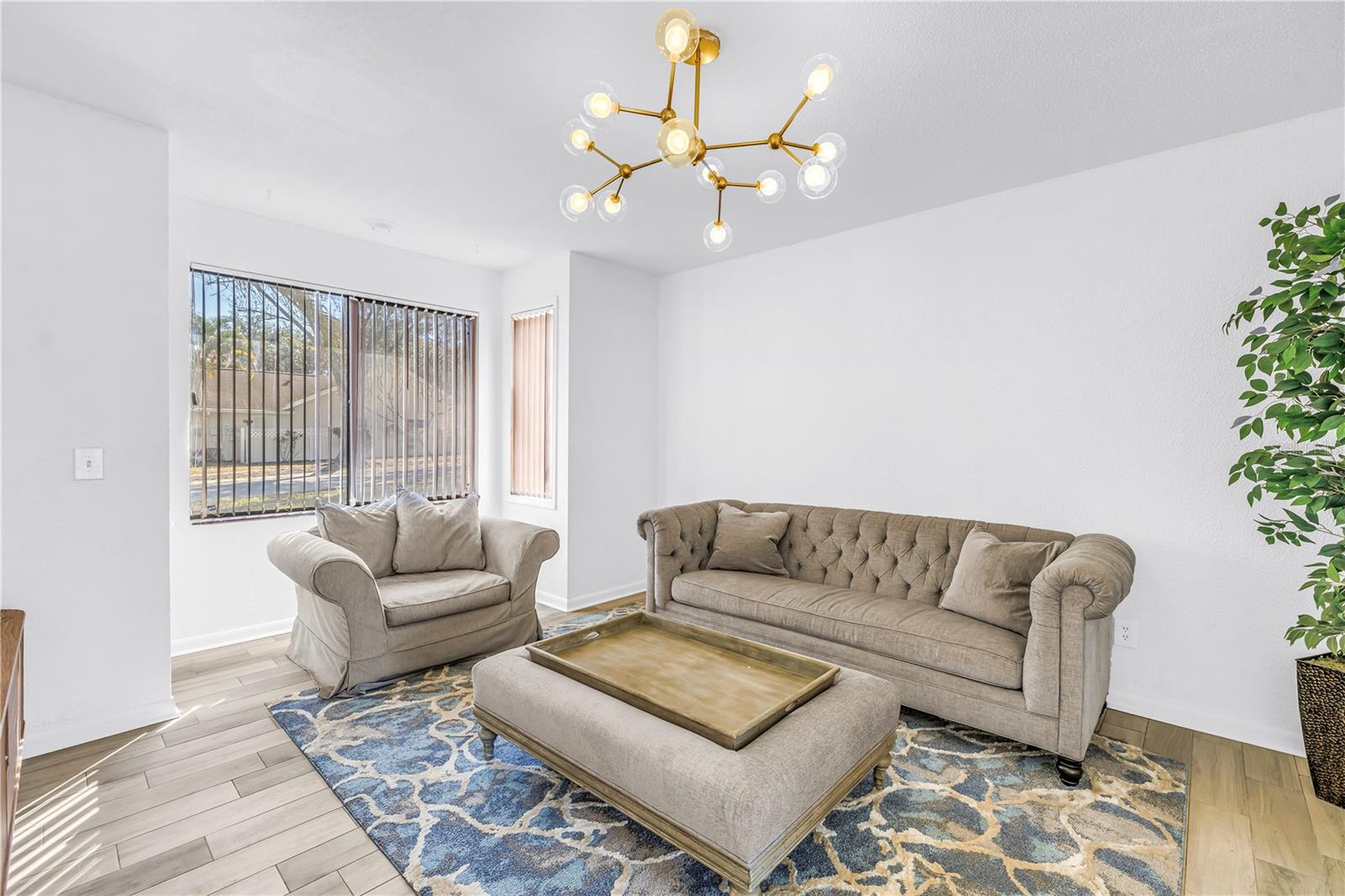 Listing photo id 5 for 2789 Valencia Lane W