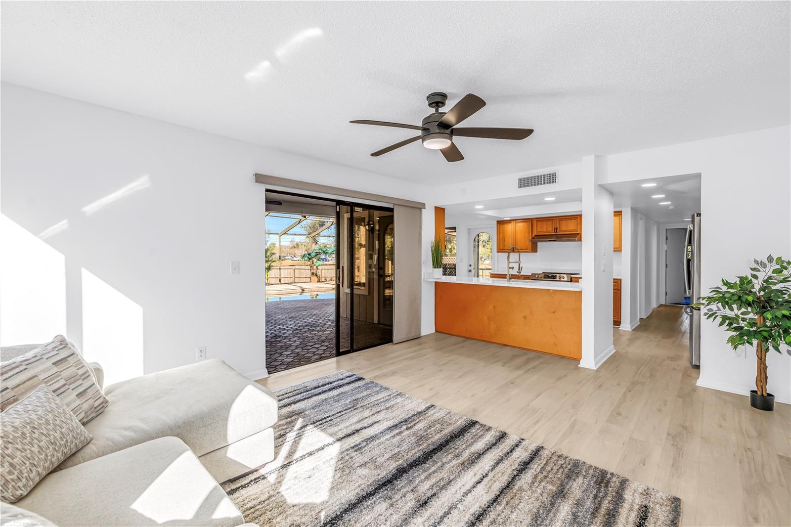 Listing photo id 7 for 2789 Valencia Lane W