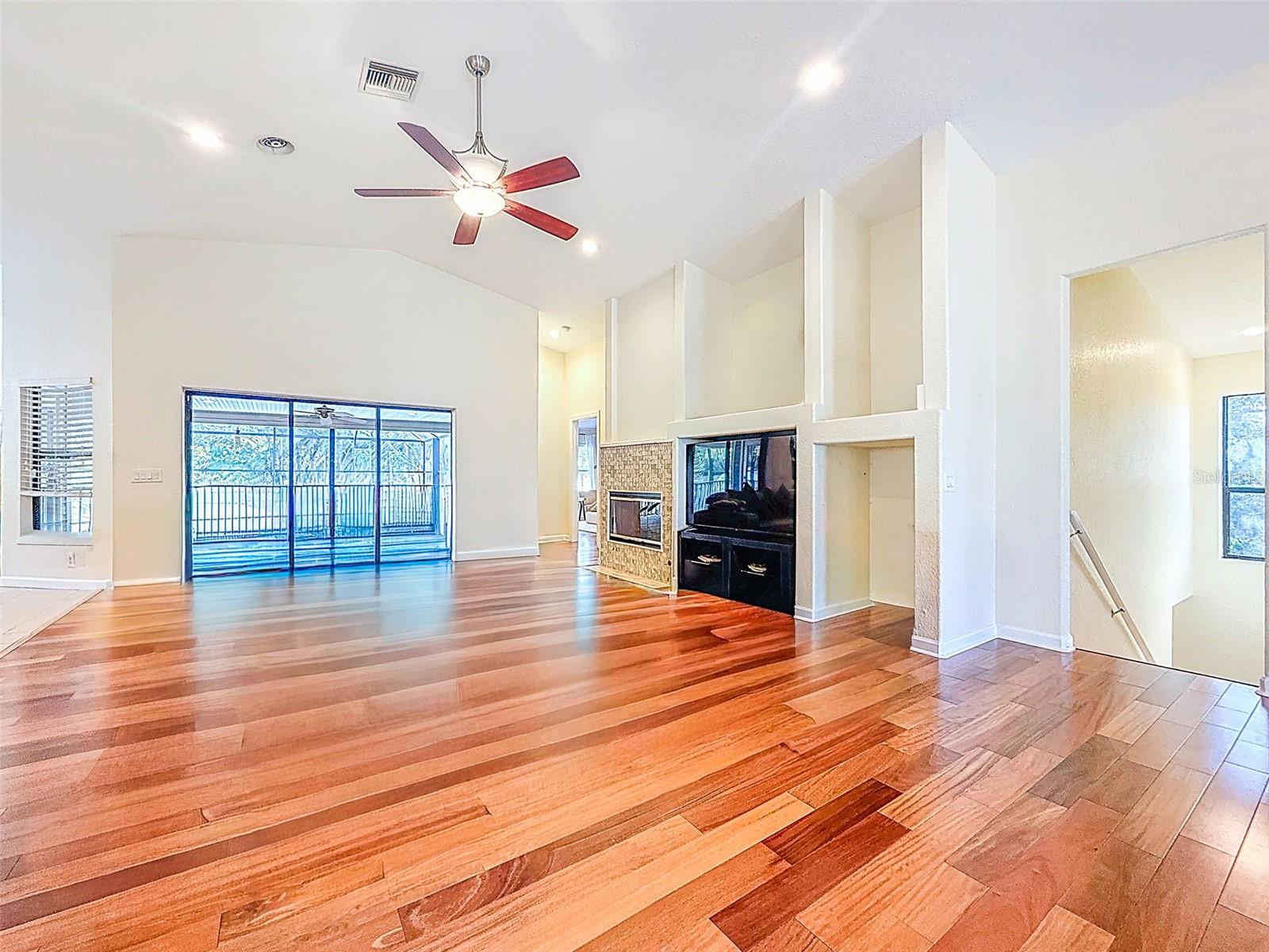 Image 11 of 51 For 588 Bay St  