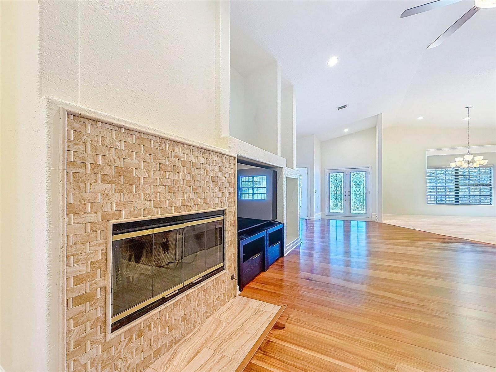 Image 14 of 51 For 588 Bay St  