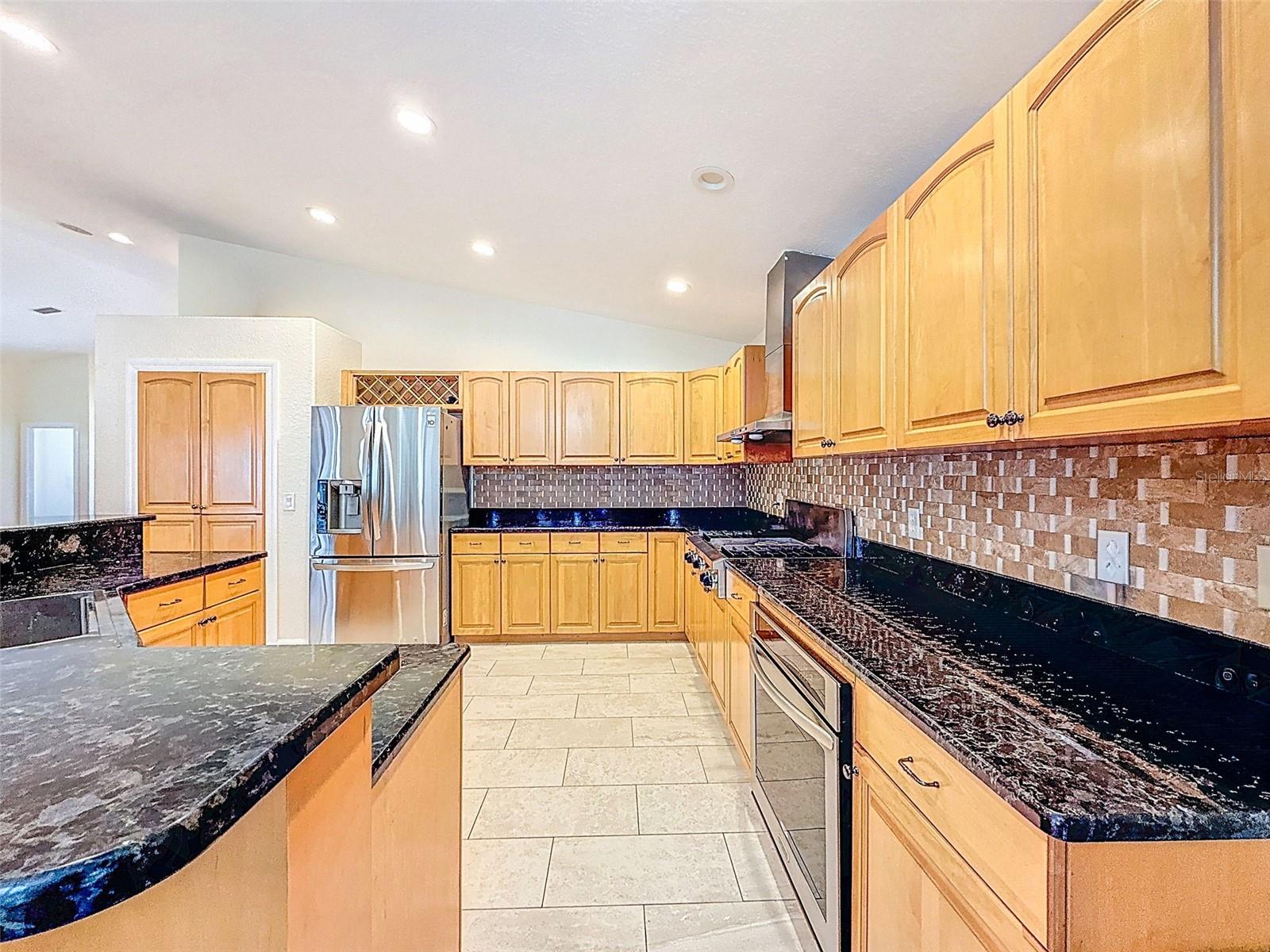 Image 16 of 51 For 588 Bay St  