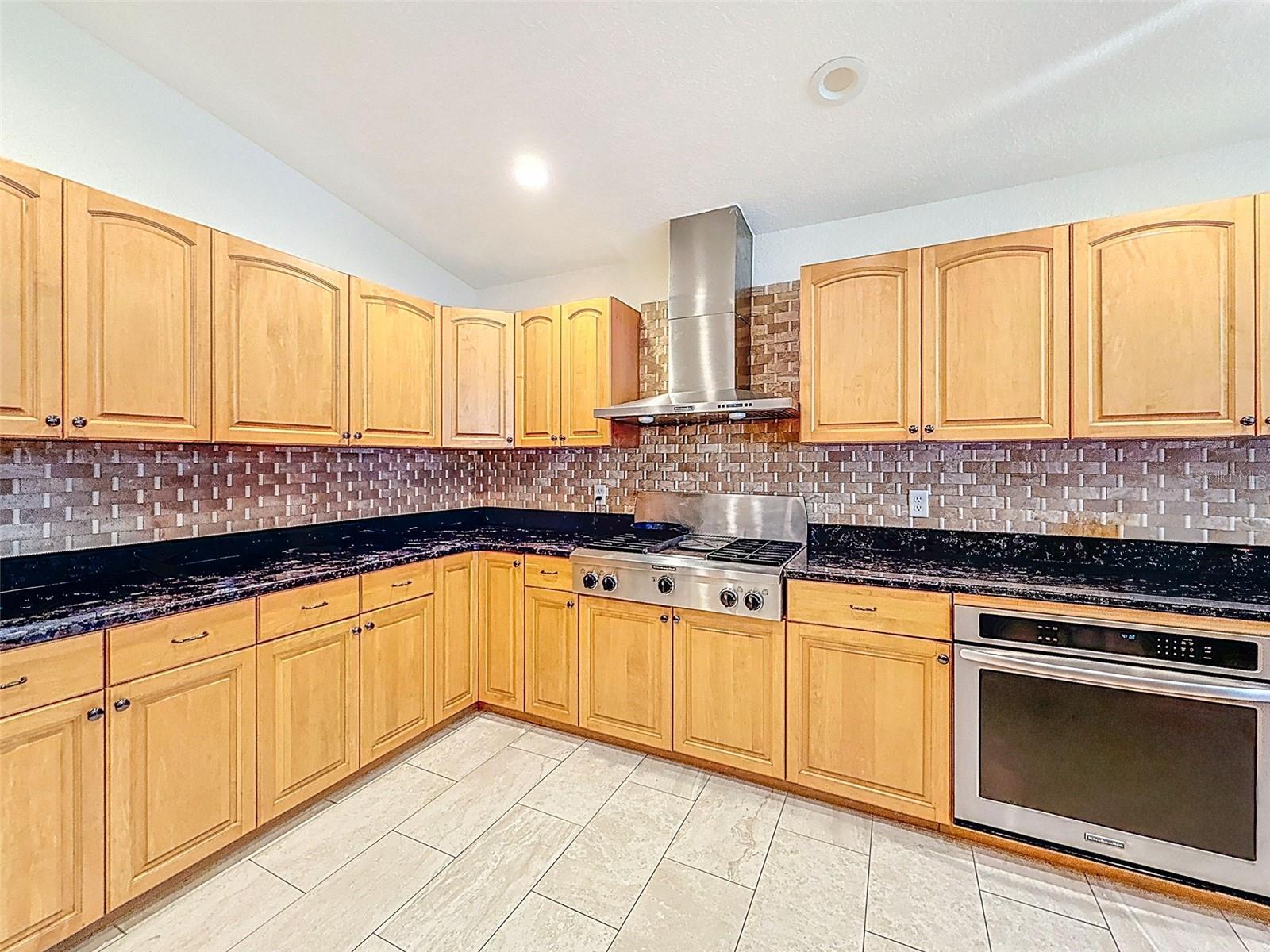 Image 17 of 51 For 588 Bay St  