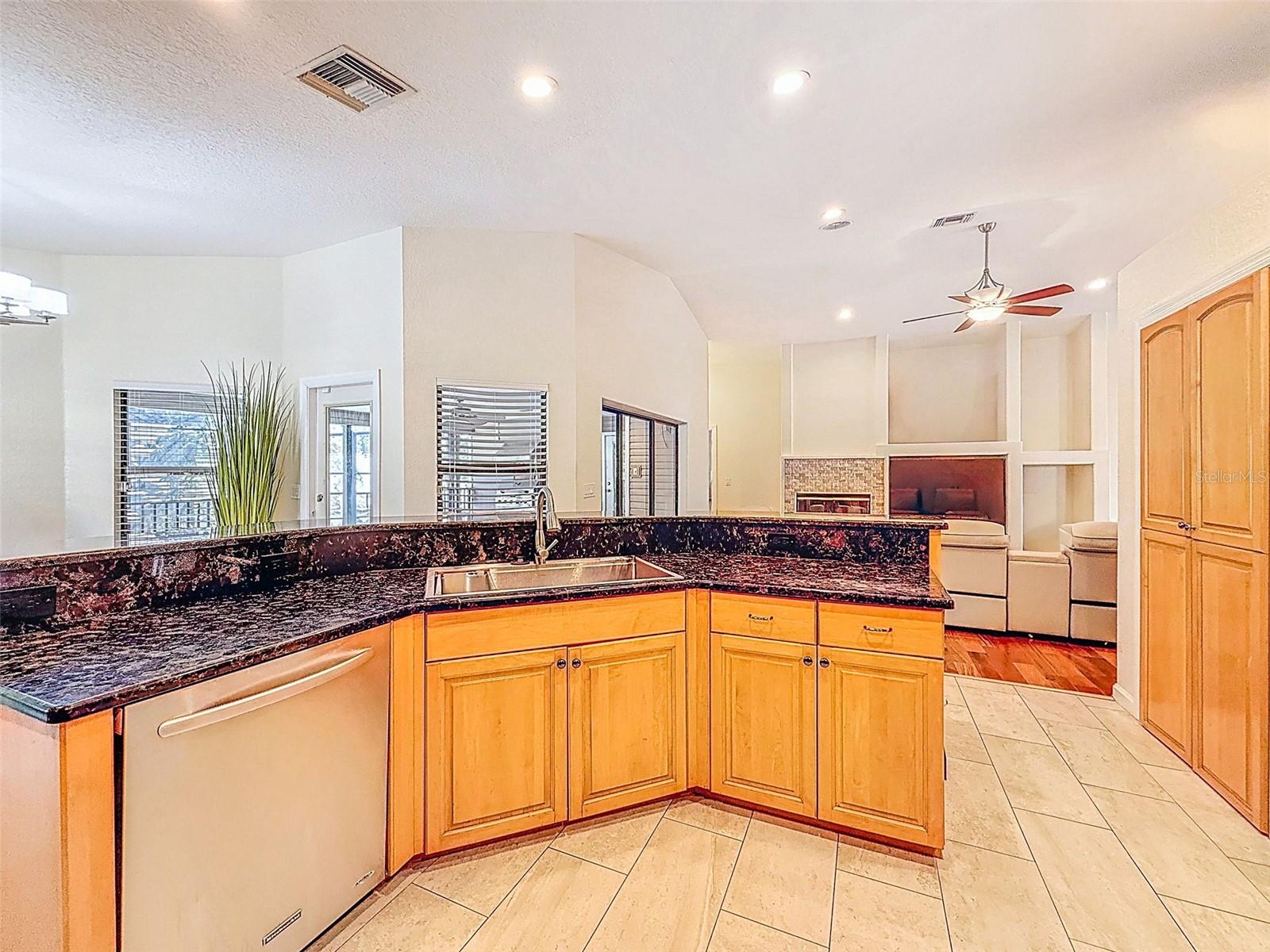 Image 18 of 51 For 588 Bay St  