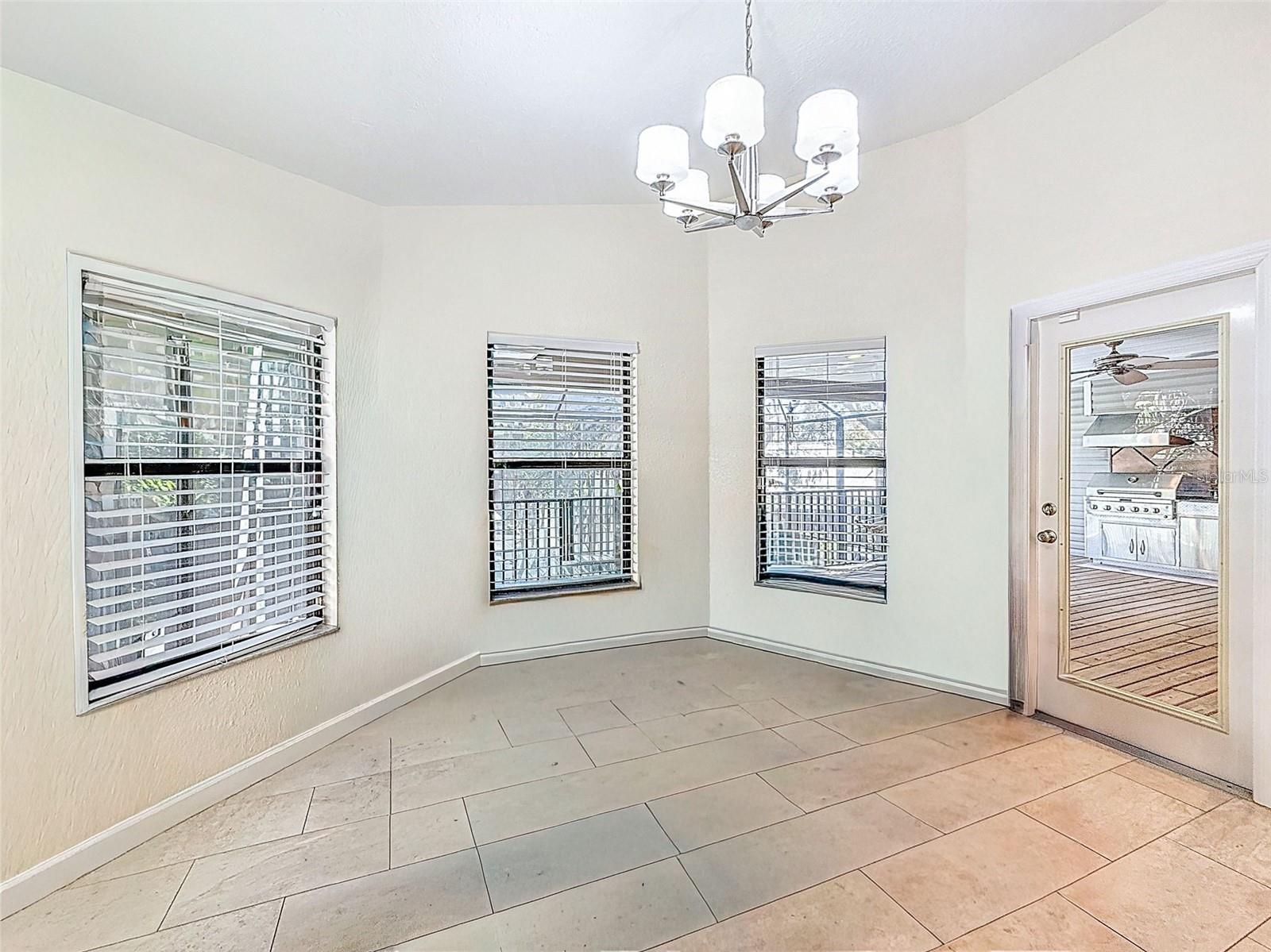 Image 19 of 51 For 588 Bay St  