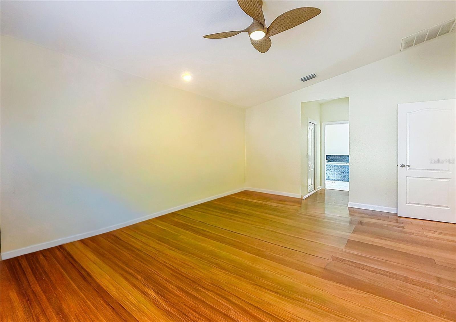 Image 23 of 51 For 588 Bay St  