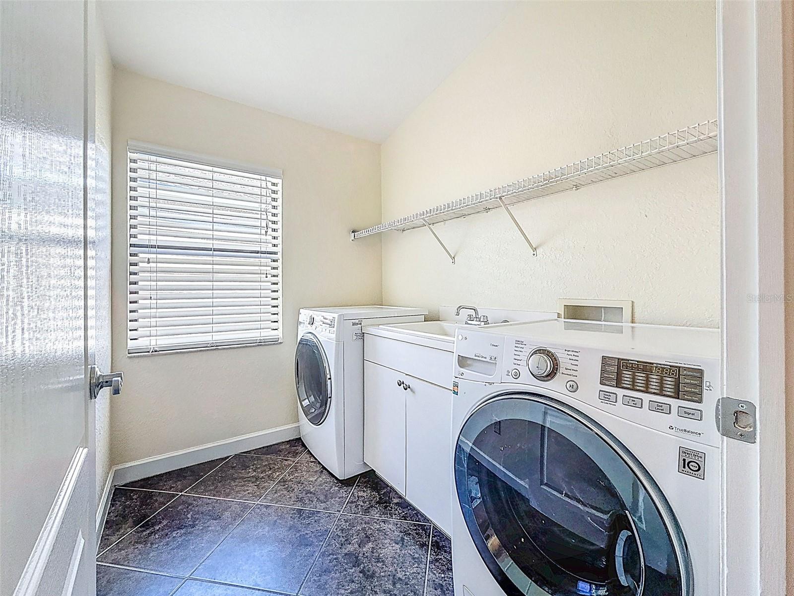 Image 28 of 51 For 588 Bay St  