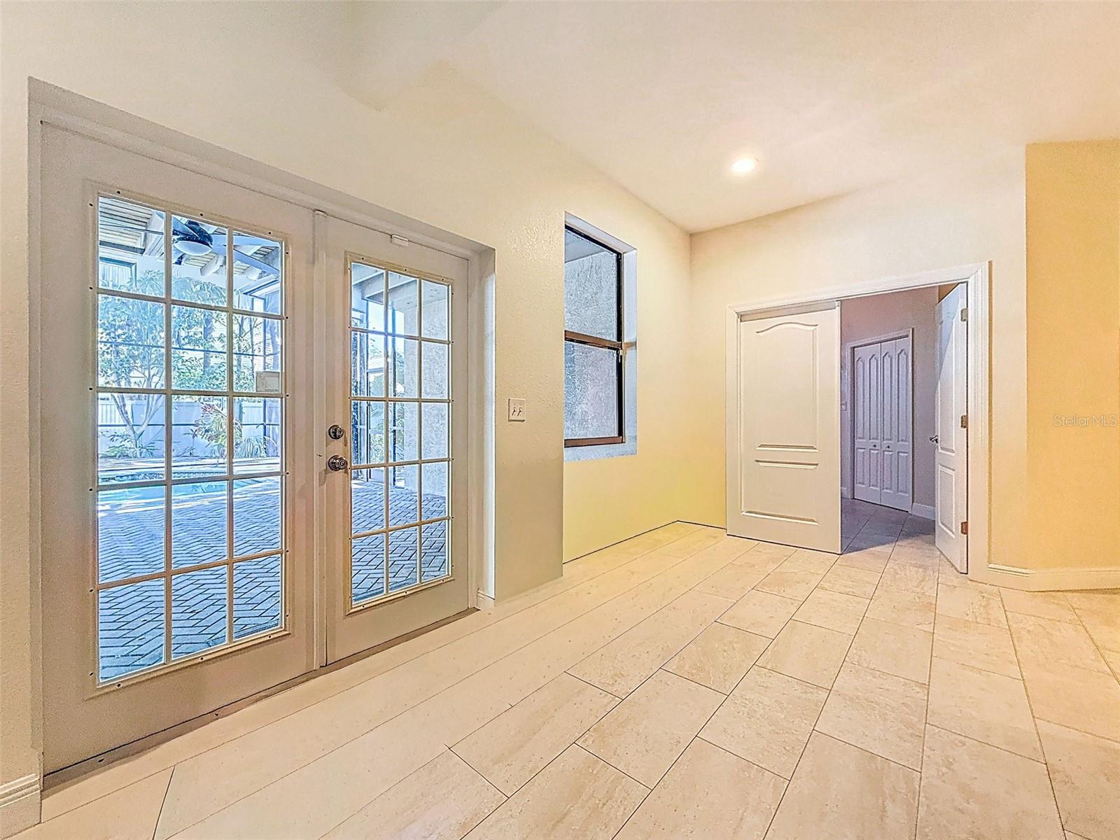 Image 32 of 51 For 588 Bay St  