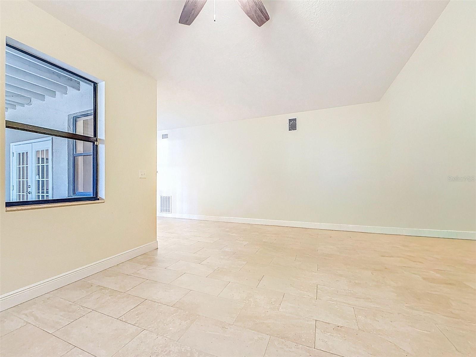 Image 33 of 51 For 588 Bay St  