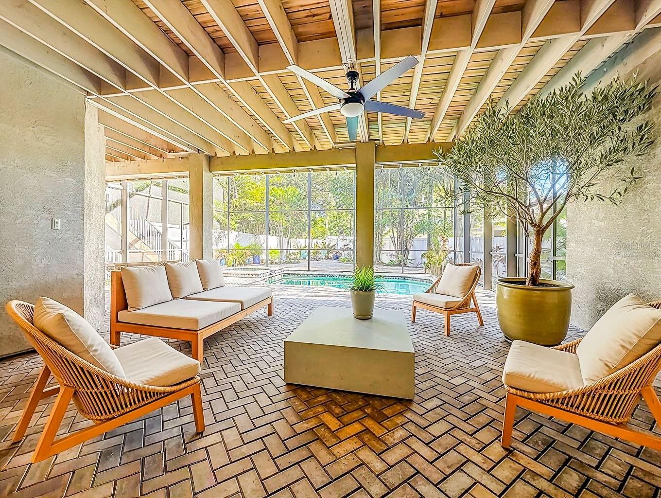 Image 38 of 51 For 588 Bay St  