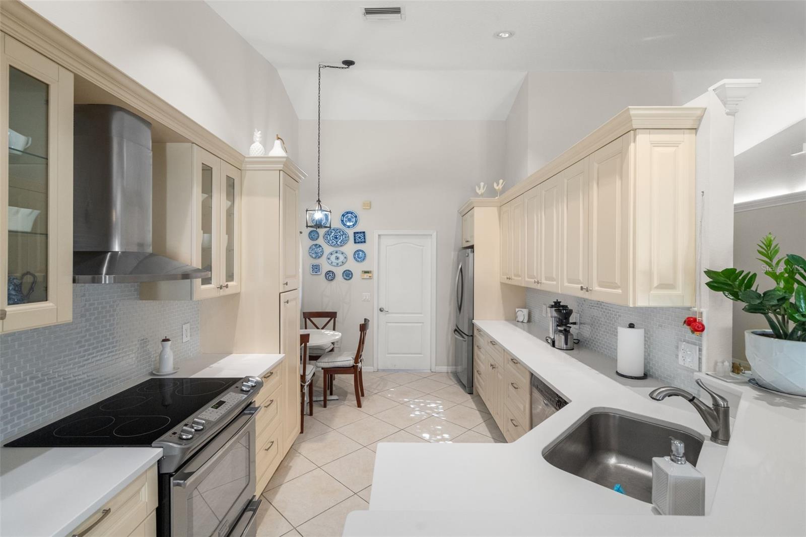 Listing photo id 8 for 1731 Capri Lane