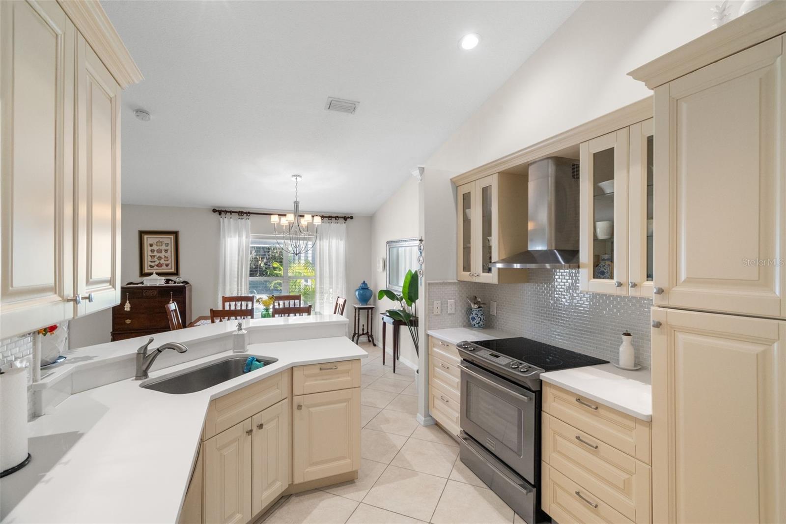 Listing photo id 11 for 1731 Capri Lane