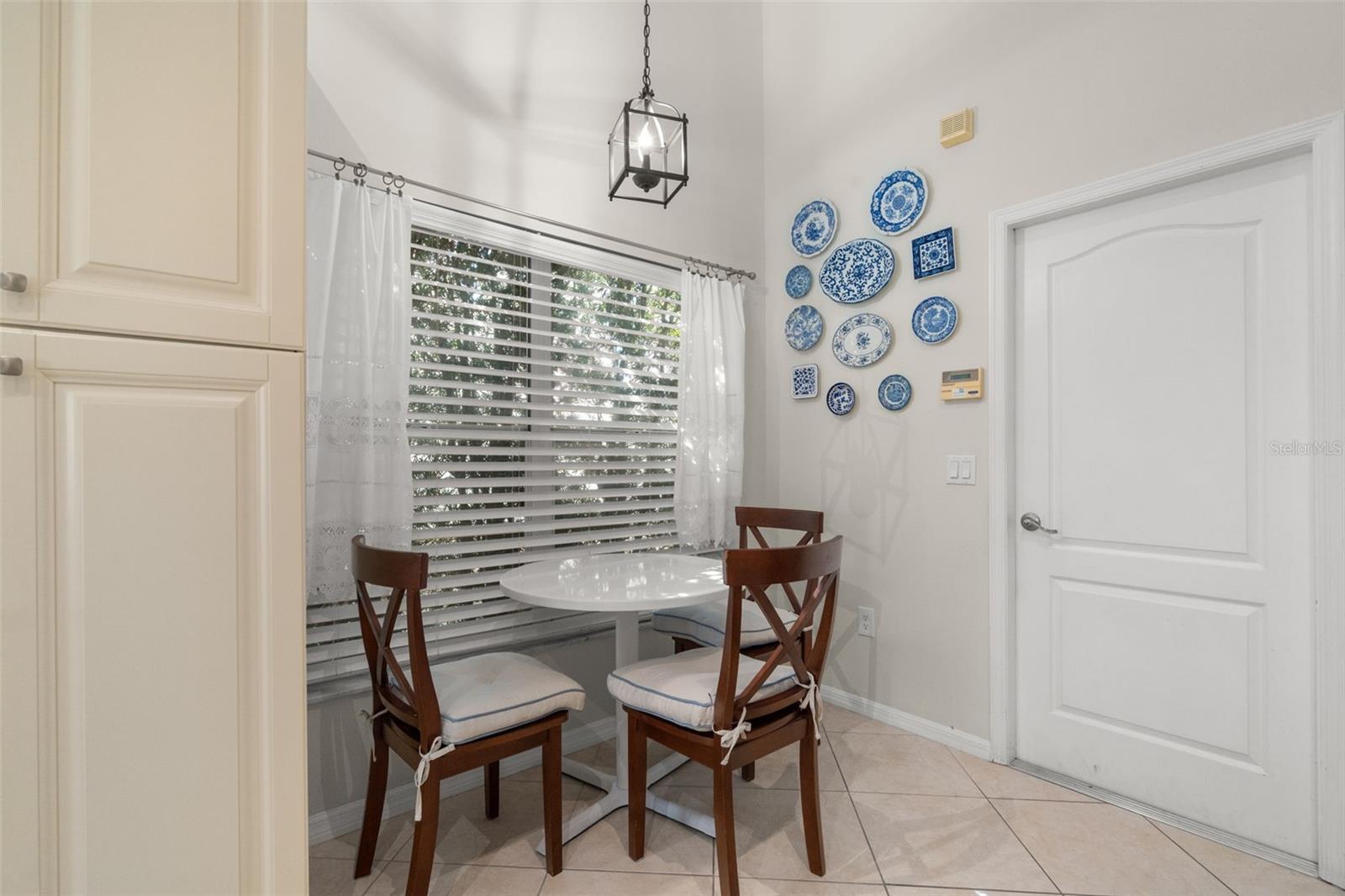 Listing photo id 13 for 1731 Capri Lane